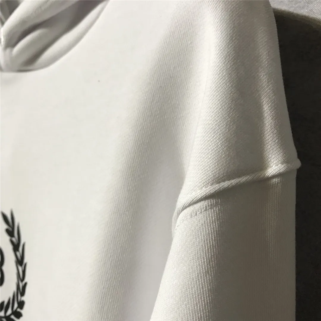 The top tested version of Balenciaga's classic wheat ear hooded sweatshirt is made of 480g pure cotton double-yarn terry fabric, which is thick and textured. High-density knitting technology makes it firm and elastic, with high suppleness and skin-friendliness. It feels soft and delicate, does not shrink or deform, and has a crisp and stylish upper body. It is different from the cheap soft sofa fabrics with low weight and low count on the market.  Ultra-high-level workmanship, every detail shows a sense of luxury, and the original three-dimensional cutting process creates a perfect fit. The OS loose shoulder style accommodates all body types. It is a truly versatile style that looks slim and good-looking for both men and women.  The brushed classic wheat ear letter print has high fastness and will not crack or fall off. The classic pattern will never go out of style. Multiple colors are available, and every color is beautiful!  Color: White Size: XS-L P:420