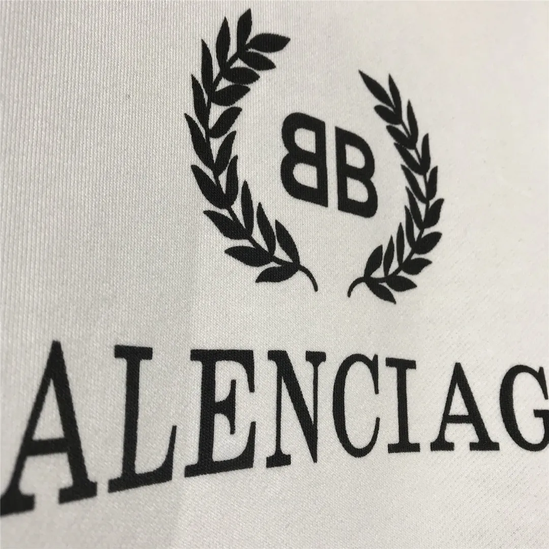 The top tested version of Balenciaga's classic wheat ear hooded sweatshirt is made of 480g pure cotton double-yarn terry fabric, which is thick and textured. High-density knitting technology makes it firm and elastic, with high suppleness and skin-friendliness. It feels soft and delicate, does not shrink or deform, and has a crisp and stylish upper body. It is different from the cheap soft sofa fabrics with low weight and low count on the market.  Ultra-high-level workmanship, every detail shows a sense of luxury, and the original three-dimensional cutting process creates a perfect fit. The OS loose shoulder style accommodates all body types. It is a truly versatile style that looks slim and good-looking for both men and women.  The brushed classic wheat ear letter print has high fastness and will not crack or fall off. The classic pattern will never go out of style. Multiple colors are available, and every color is beautiful!  Color: White Size: XS-L P:420