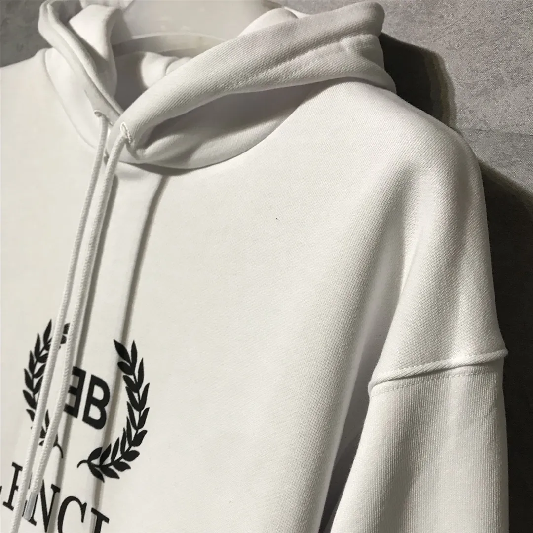 The top tested version of Balenciaga's classic wheat ear hooded sweatshirt is made of 480g pure cotton double-yarn terry fabric, which is thick and textured. High-density knitting technology makes it firm and elastic, with high suppleness and skin-friendliness. It feels soft and delicate, does not shrink or deform, and has a crisp and stylish upper body. It is different from the cheap soft sofa fabrics with low weight and low count on the market.  Ultra-high-level workmanship, every detail shows a sense of luxury, and the original three-dimensional cutting process creates a perfect fit. The OS loose shoulder style accommodates all body types. It is a truly versatile style that looks slim and good-looking for both men and women.  The brushed classic wheat ear letter print has high fastness and will not crack or fall off. The classic pattern will never go out of style. Multiple colors are available, and every color is beautiful!  Color: White Size: XS-L P:420
