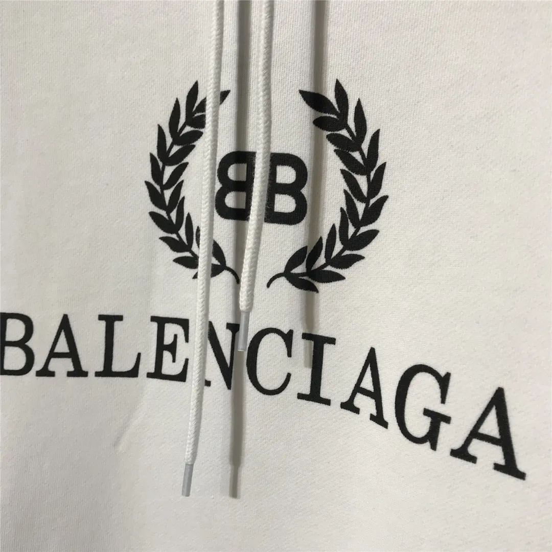 The top tested version of Balenciaga's classic wheat ear hooded sweatshirt is made of 480g pure cotton double-yarn terry fabric, which is thick and textured. High-density knitting technology makes it firm and elastic, with high suppleness and skin-friendliness. It feels soft and delicate, does not shrink or deform, and has a crisp and stylish upper body. It is different from the cheap soft sofa fabrics with low weight and low count on the market.  Ultra-high-level workmanship, every detail shows a sense of luxury, and the original three-dimensional cutting process creates a perfect fit. The OS loose shoulder style accommodates all body types. It is a truly versatile style that looks slim and good-looking for both men and women.  The brushed classic wheat ear letter print has high fastness and will not crack or fall off. The classic pattern will never go out of style. Multiple colors are available, and every color is beautiful!  Color: White Size: XS-L P:420