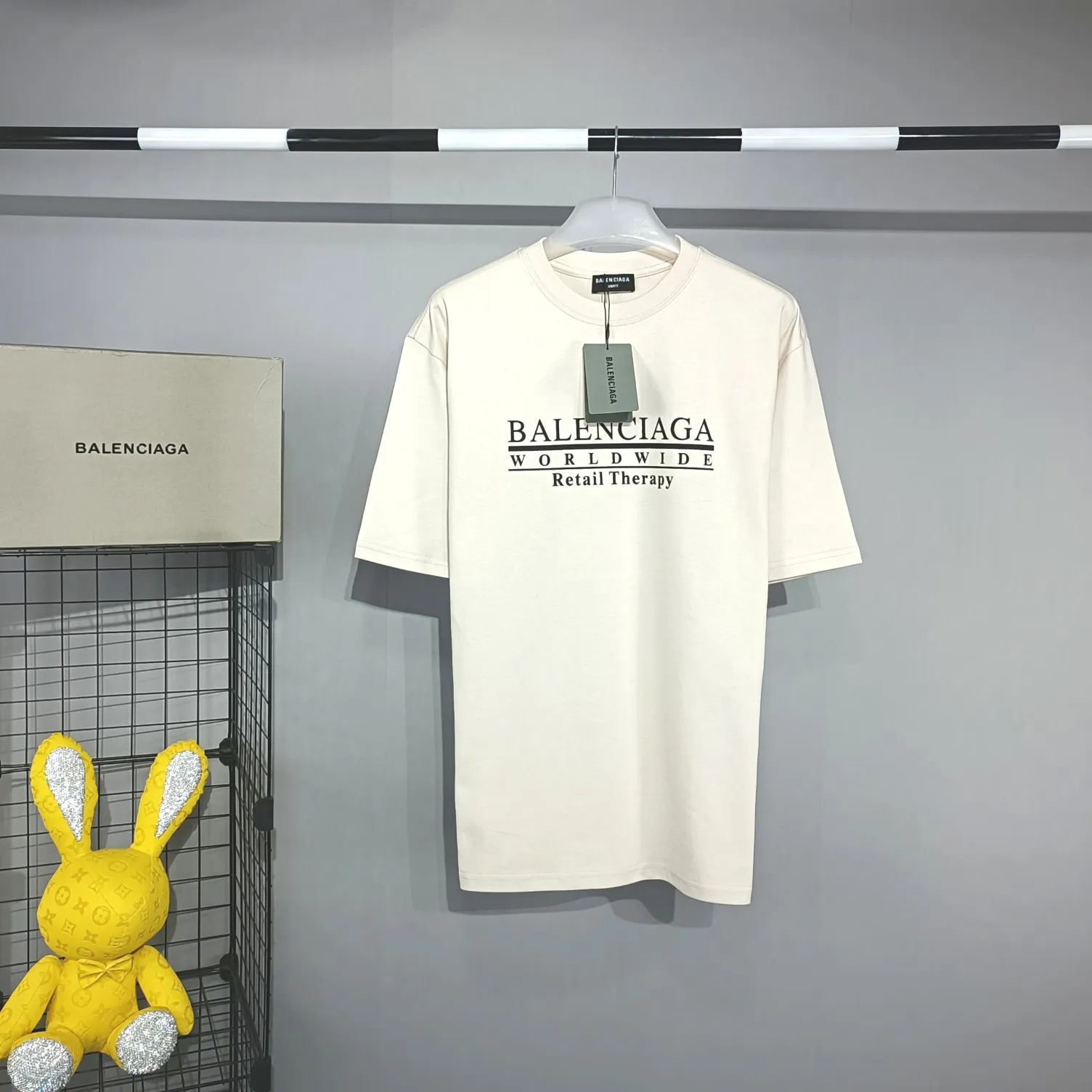 The top tested version of BALENCIAGA WORLDWIDE pure cotton loose-fitting short-sleeved T-shirt for men and women couples RETAIL THERAPY. The fabric is made of 24S 260g double yarn pure cotton fabric, which is loose, breathable and sweat-absorbent. Full of drape! The printing adopts the expensive Kornit digital printing process, and the letters are arranged neatly, evenly and in detail. Full set of customized wash, hangtag, main wheat. The barcode and encoding are consistent with the original product. Color: Beige Black Size: XS-L P:240