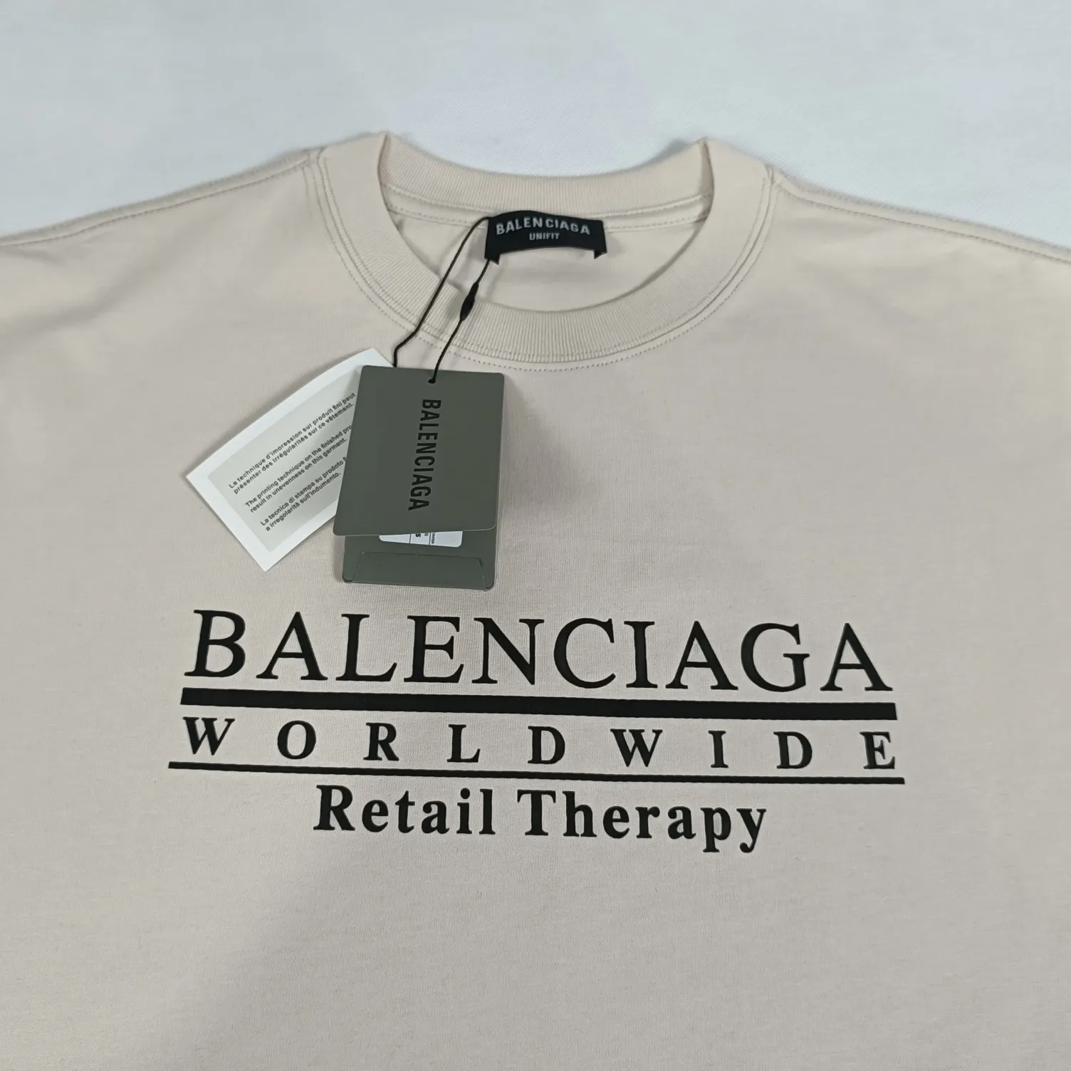 The top tested version of BALENCIAGA WORLDWIDE pure cotton loose-fitting short-sleeved T-shirt for men and women couples RETAIL THERAPY. The fabric is made of 24S 260g double yarn pure cotton fabric, which is loose, breathable and sweat-absorbent. Full of drape! The printing adopts the expensive Kornit digital printing process, and the letters are arranged neatly, evenly and in detail. Full set of customized wash, hangtag, main wheat. The barcode and encoding are consistent with the original product. Color: Beige Black Size: XS-L P:240