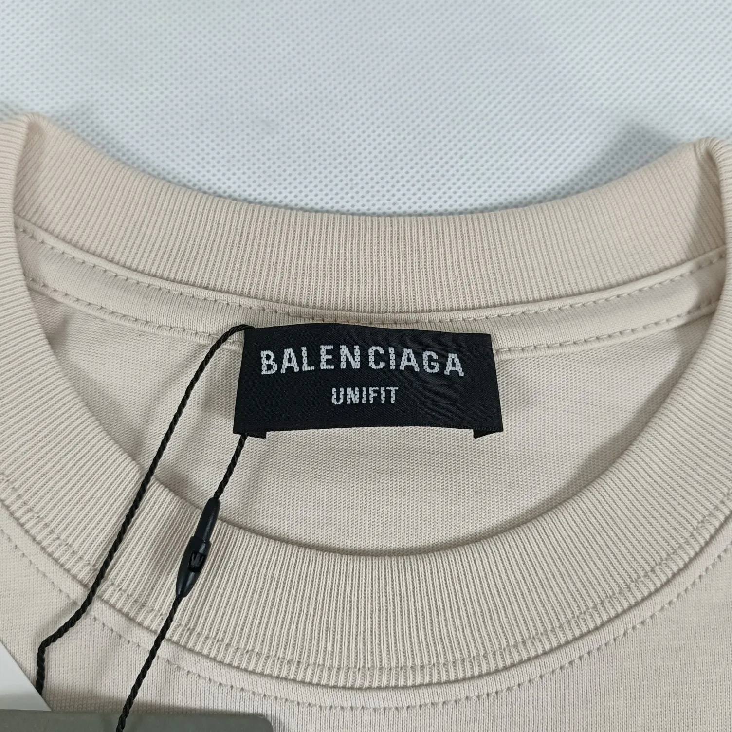 The top tested version of BALENCIAGA WORLDWIDE pure cotton loose-fitting short-sleeved T-shirt for men and women couples RETAIL THERAPY. The fabric is made of 24S 260g double yarn pure cotton fabric, which is loose, breathable and sweat-absorbent. Full of drape! The printing adopts the expensive Kornit digital printing process, and the letters are arranged neatly, evenly and in detail. Full set of customized wash, hangtag, main wheat. The barcode and encoding are consistent with the original product. Color: Beige Black Size: XS-L P:240
