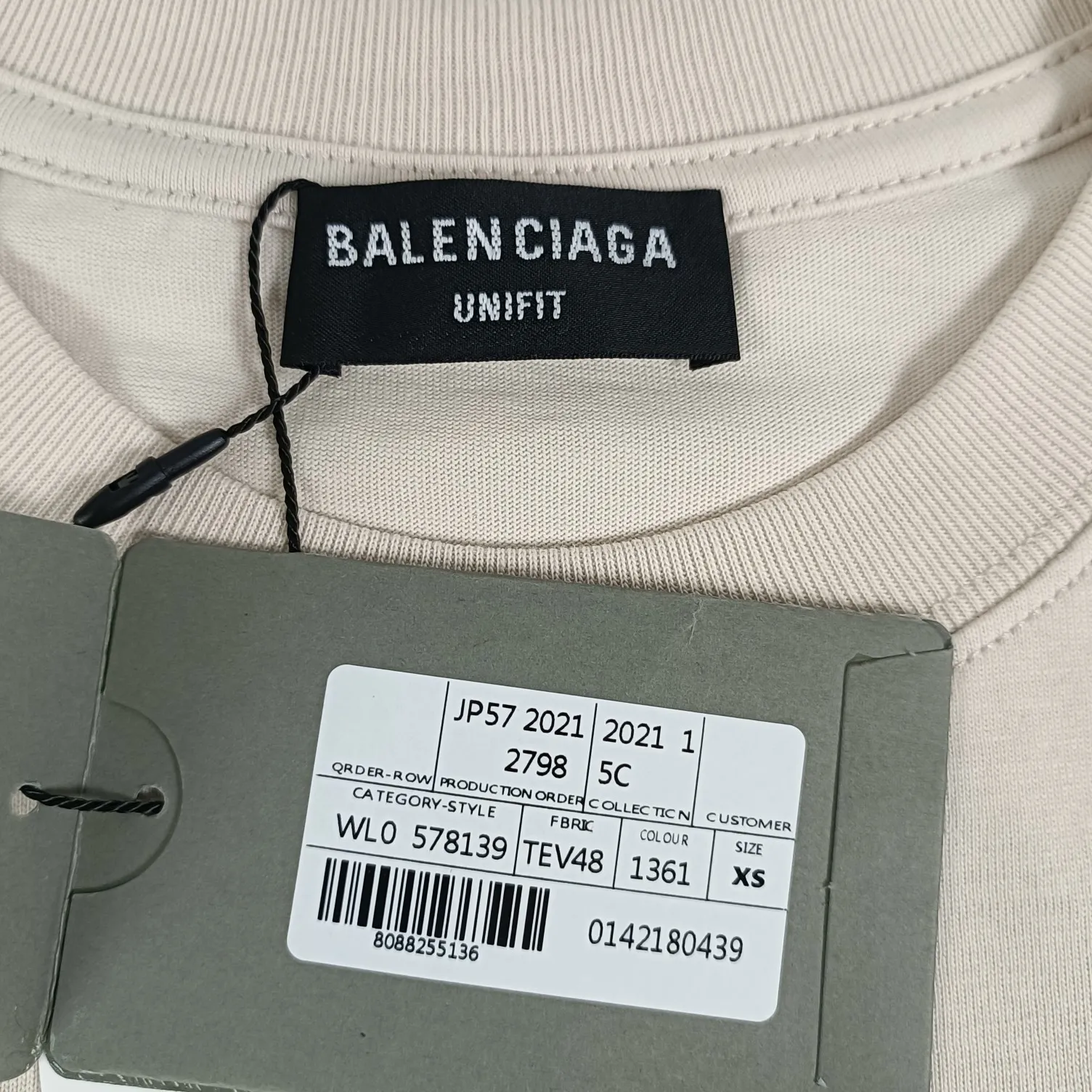 The top tested version of BALENCIAGA WORLDWIDE pure cotton loose-fitting short-sleeved T-shirt for men and women couples RETAIL THERAPY. The fabric is made of 24S 260g double yarn pure cotton fabric, which is loose, breathable and sweat-absorbent. Full of drape! The printing adopts the expensive Kornit digital printing process, and the letters are arranged neatly, evenly and in detail. Full set of customized wash, hangtag, main wheat. The barcode and encoding are consistent with the original product. Color: Beige Black Size: XS-L P:240
