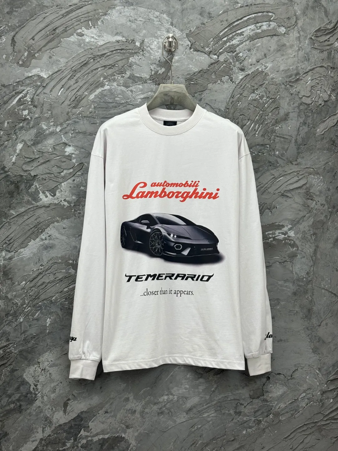 🅿️280 BALENCI*GA Paris co-branded Lamborghini Lamborghini front and back long-sleeved T-shirt with direct-injection printing on the left and right sleeves. The printing is done by computer direct-injection. The letters are clear and the effect is three-dimensional. Exclusively woven and dyed 280g fabric. Threads are dyed in the same cylinder with zero color difference. The version adopts OS loose off-shoulder version. Welcome to compare. Same style for men and women -Color: white gray black -SIZE: Xs S M L Style number 8537#