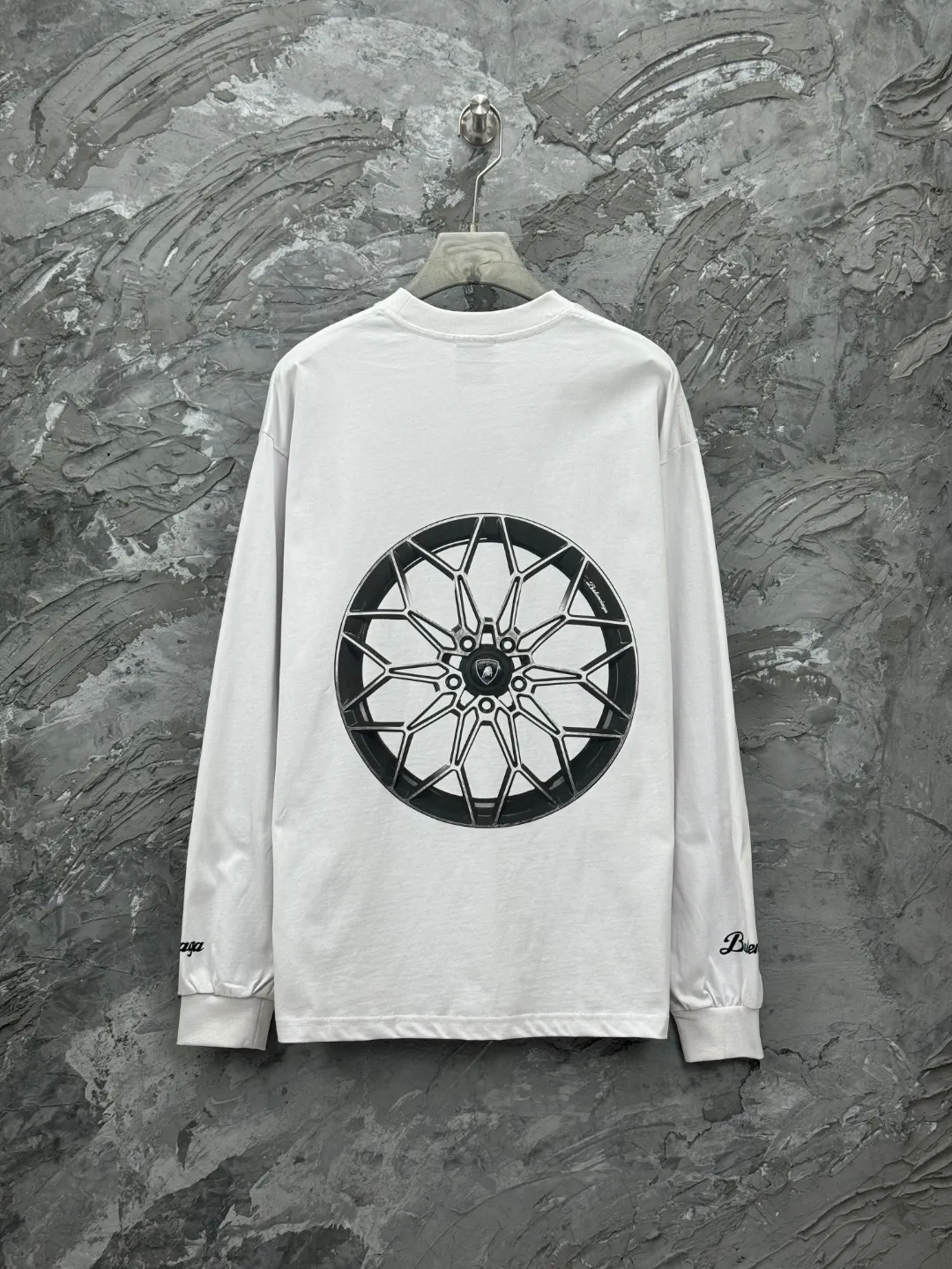 🅿️280 BALENCI*GA Paris co-branded Lamborghini Lamborghini front and back long-sleeved T-shirt with direct-injection printing on the left and right sleeves. The printing is done by computer direct-injection. The letters are clear and the effect is three-dimensional. Exclusively woven and dyed 280g fabric. Threads are dyed in the same cylinder with zero color difference. The version adopts OS loose off-shoulder version. Welcome to compare. Same style for men and women -Color: white gray black -SIZE: Xs S M L Style number 8537#