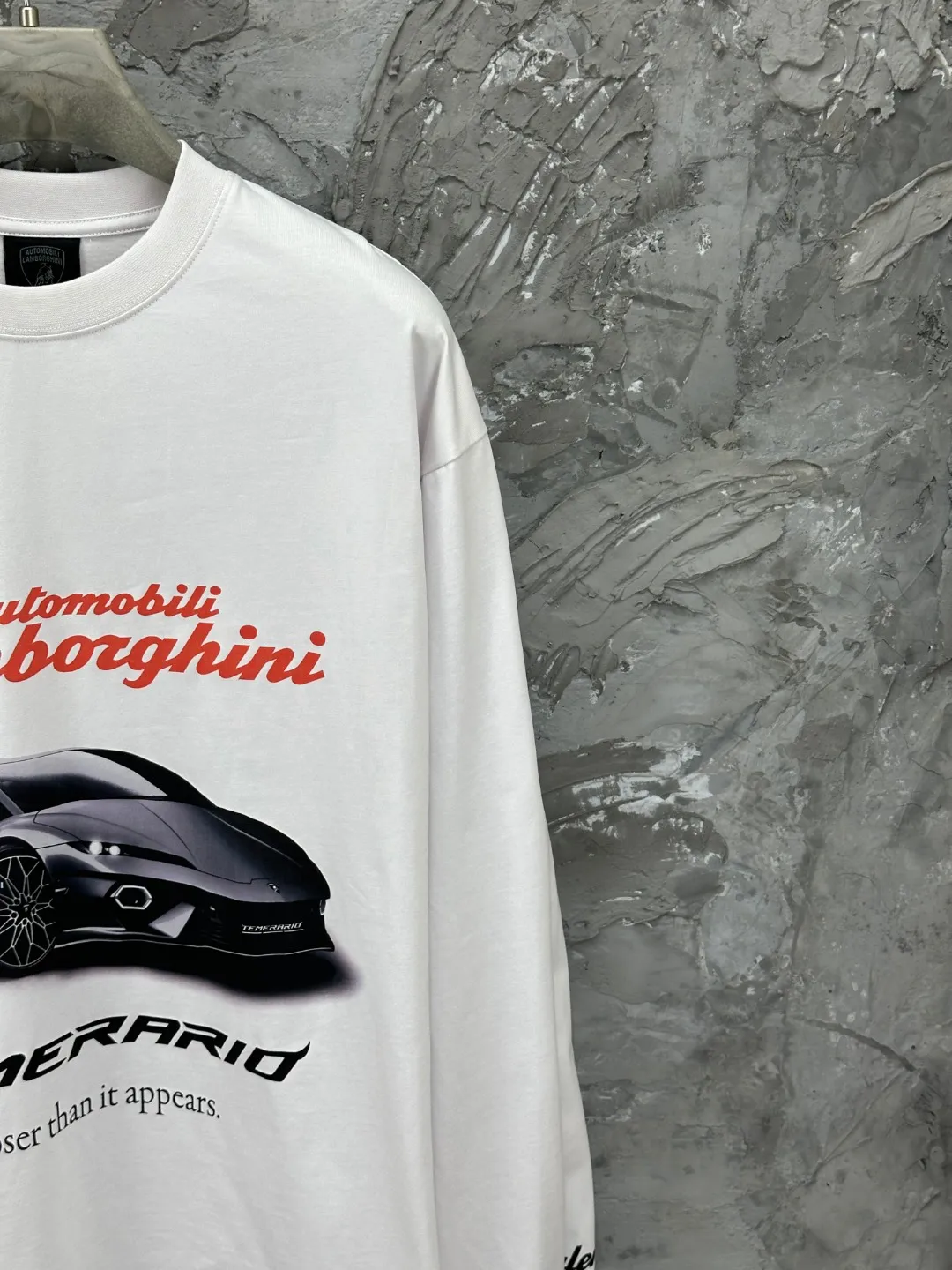 🅿️280 BALENCI*GA Paris co-branded Lamborghini Lamborghini front and back long-sleeved T-shirt with direct-injection printing on the left and right sleeves. The printing is done by computer direct-injection. The letters are clear and the effect is three-dimensional. Exclusively woven and dyed 280g fabric. Threads are dyed in the same cylinder with zero color difference. The version adopts OS loose off-shoulder version. Welcome to compare. Same style for men and women -Color: white gray black -SIZE: Xs S M L Style number 8537#