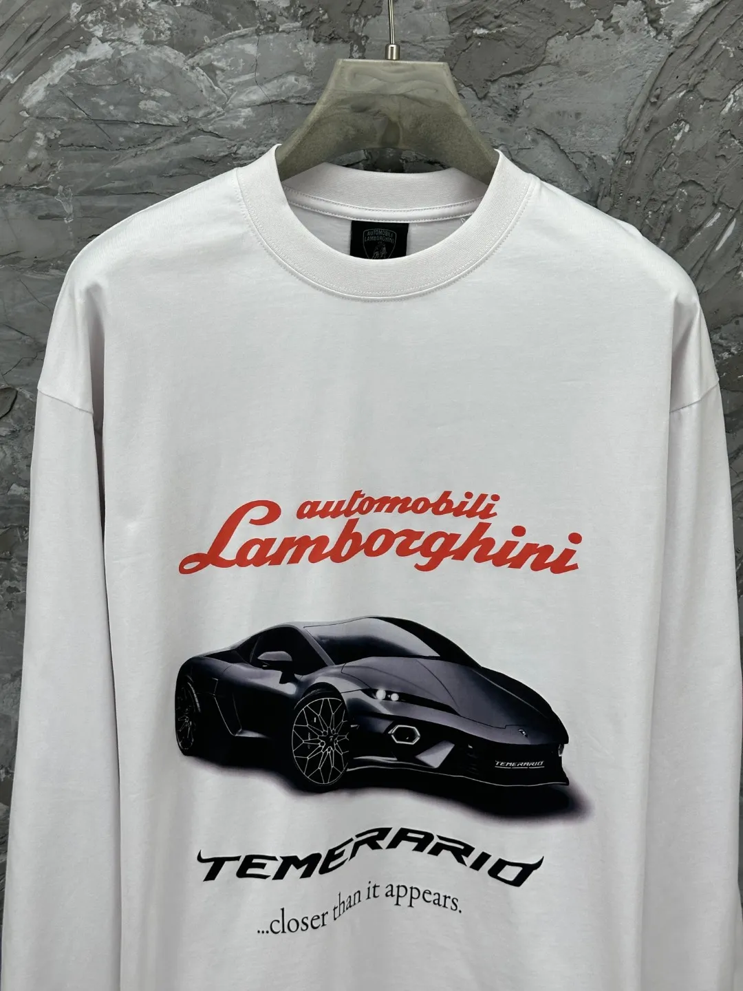 🅿️280 BALENCI*GA Paris co-branded Lamborghini Lamborghini front and back long-sleeved T-shirt with direct-injection printing on the left and right sleeves. The printing is done by computer direct-injection. The letters are clear and the effect is three-dimensional. Exclusively woven and dyed 280g fabric. Threads are dyed in the same cylinder with zero color difference. The version adopts OS loose off-shoulder version. Welcome to compare. Same style for men and women -Color: white gray black -SIZE: Xs S M L Style number 8537#