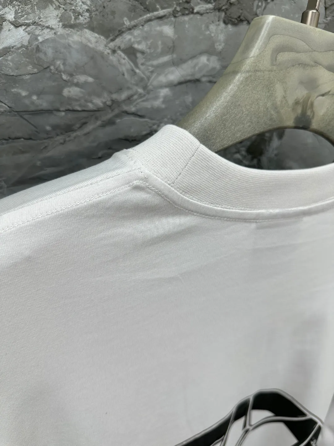 🅿️280 BALENCI*GA Paris co-branded Lamborghini Lamborghini front and back long-sleeved T-shirt with direct-injection printing on the left and right sleeves. The printing is done by computer direct-injection. The letters are clear and the effect is three-dimensional. Exclusively woven and dyed 280g fabric. Threads are dyed in the same cylinder with zero color difference. The version adopts OS loose off-shoulder version. Welcome to compare. Same style for men and women -Color: white gray black -SIZE: Xs S M L Style number 8537#