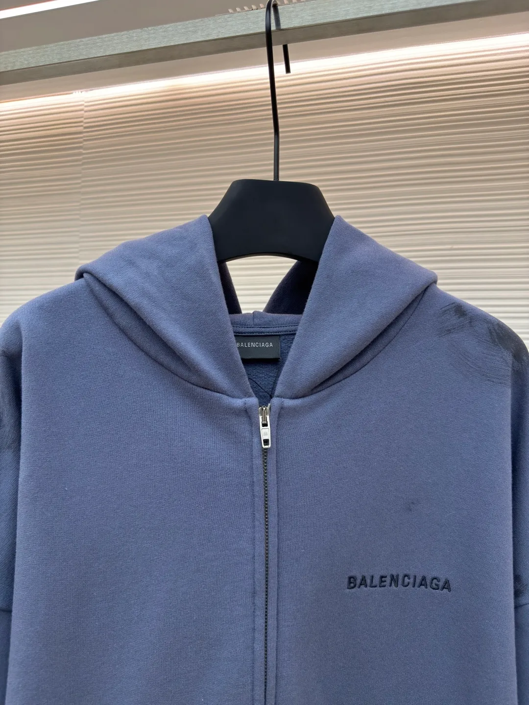 Balenciaga distressed embroidered zipper hooded sweatshirt ●Authentic product: purchased and developed for 11200 ●Item number: 1680256-B05 ●Material: pure cotton fabric ●Technology: distressed production ●Version: loose version ●Weight: about 910 grams ●Size: S-M-L ●Description: Drawstringless hooded sweatshirt, zipper opening and closing, graffiti spray paint on the body to make it distressed, imported machine embroidery. The overall wiring is straight and delicate, the fabric is comfortable and soft, and the color is consistent without color difference. It can be matched with the same style to create a fashionable look and control various occasions. Customized accessories, complete with three standards, same style for men and women!