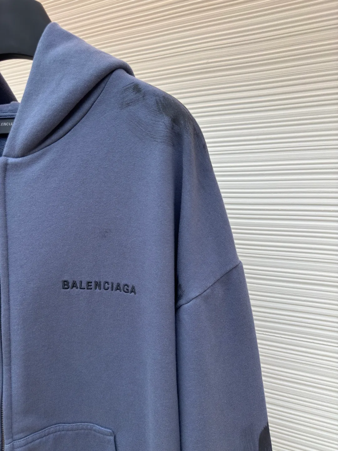 Balenciaga distressed embroidered zipper hooded sweatshirt ●Authentic product: purchased and developed for 11200 ●Item number: 1680256-B05 ●Material: pure cotton fabric ●Technology: distressed production ●Version: loose version ●Weight: about 910 grams ●Size: S-M-L ●Description: Drawstringless hooded sweatshirt, zipper opening and closing, graffiti spray paint on the body to make it distressed, imported machine embroidery. The overall wiring is straight and delicate, the fabric is comfortable and soft, and the color is consistent without color difference. It can be matched with the same style to create a fashionable look and control various occasions. Customized accessories, complete with three standards, same style for men and women!