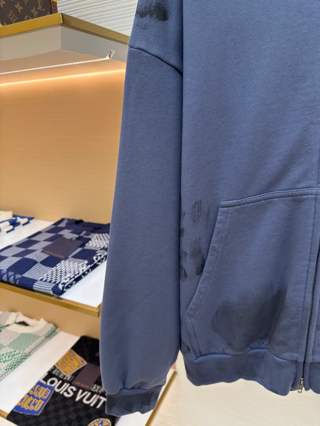 Balenciaga distressed embroidered zipper hooded sweatshirt ●Authentic product: purchased and developed for 11200 ●Item number: 1680256-B05 ●Material: pure cotton fabric ●Technology: distressed production ●Version: loose version ●Weight: about 910 grams ●Size: S-M-L ●Description: Drawstringless hooded sweatshirt, zipper opening and closing, graffiti spray paint on the body to make it distressed, imported machine embroidery. The overall wiring is straight and delicate, the fabric is comfortable and soft, and the color is consistent without color difference. It can be matched with the same style to create a fashionable look and control various occasions. Customized accessories, complete with three standards, same style for men and women!