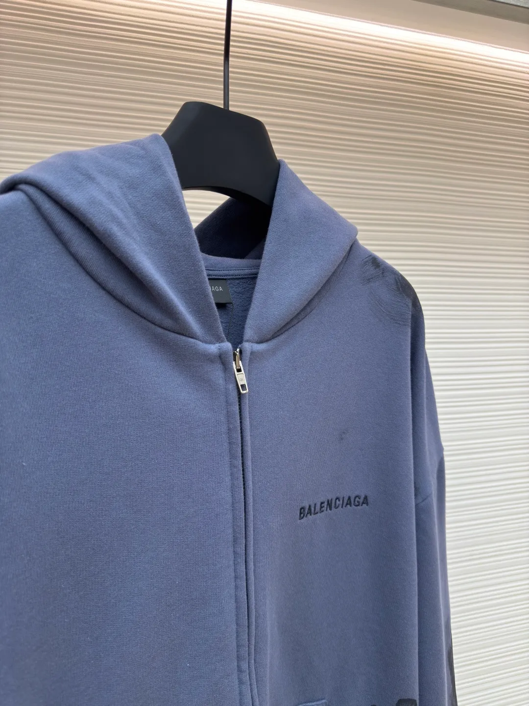 Balenciaga distressed embroidered zipper hooded sweatshirt ●Authentic product: purchased and developed for 11200 ●Item number: 1680256-B05 ●Material: pure cotton fabric ●Technology: distressed production ●Version: loose version ●Weight: about 910 grams ●Size: S-M-L ●Description: Drawstringless hooded sweatshirt, zipper opening and closing, graffiti spray paint on the body to make it distressed, imported machine embroidery. The overall wiring is straight and delicate, the fabric is comfortable and soft, and the color is consistent without color difference. It can be matched with the same style to create a fashionable look and control various occasions. Customized accessories, complete with three standards, same style for men and women!