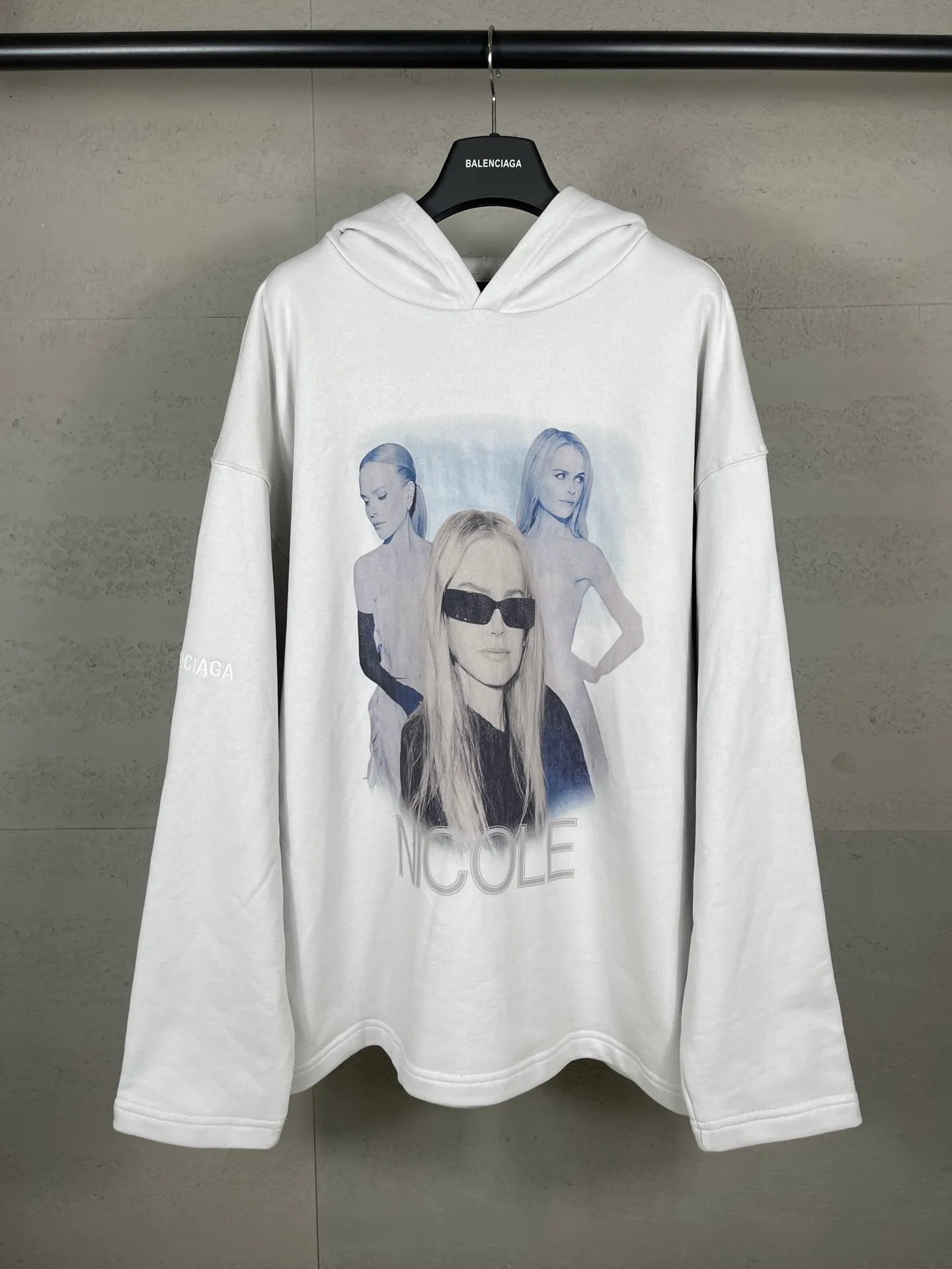 🅿️340 real shots [Top version. Official website quality] BALENCI*GA/25 new model. The front is directly printed with NICOLE art work, the back is printed with artistic signature, and the right sleeve is embroidered with English hooded sweatshirt SS25 latest model. Research and development at the first time, different market currencies. Comparisons welcome. The fabric is made of Paris ZP custom-woven and dyed cotton sweatshirt. Weighing 460 grams, the cloth surface is clean. The cloth pattern is clear, soft and comfortable. The threads are dyed with no color difference. Printing adopts computer direct printing. Jubie market currency. Welcome to compare. The version adopts OS loose shoulder design. Same style for men and women. Code: BL259950 Color: gray and white Size: XS S M L