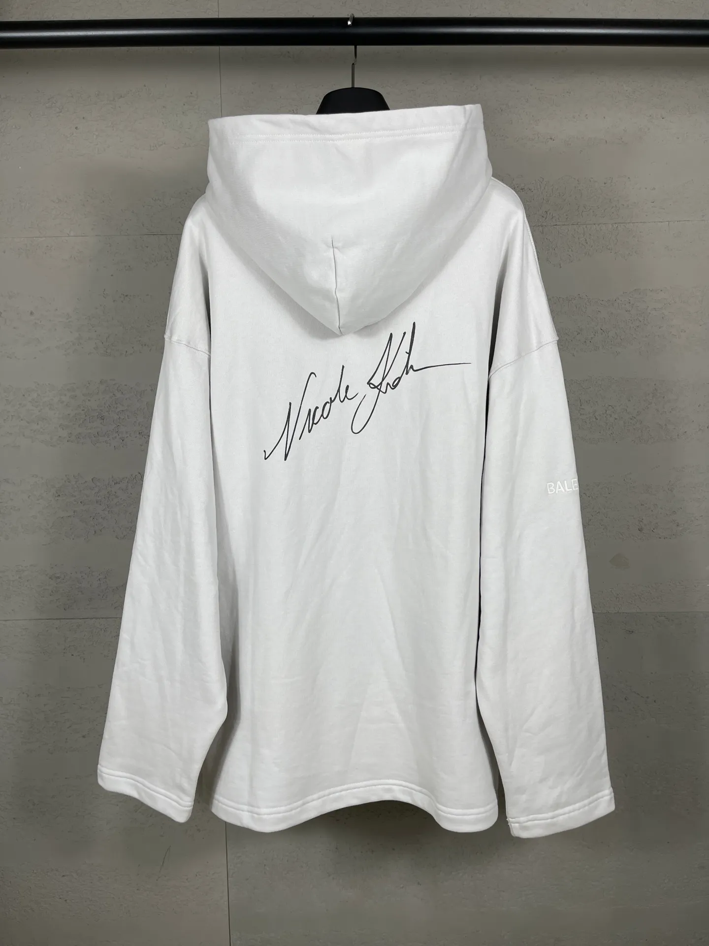 🅿️340 real shots [Top version. Official website quality] BALENCI*GA/25 new model. The front is directly printed with NICOLE art work, the back is printed with artistic signature, and the right sleeve is embroidered with English hooded sweatshirt SS25 latest model. Research and development at the first time, different market currencies. Comparisons welcome. The fabric is made of Paris ZP custom-woven and dyed cotton sweatshirt. Weighing 460 grams, the cloth surface is clean. The cloth pattern is clear, soft and comfortable. The threads are dyed with no color difference. Printing adopts computer direct printing. Jubie market currency. Welcome to compare. The version adopts OS loose shoulder design. Same style for men and women. Code: BL259950 Color: gray and white Size: XS S M L