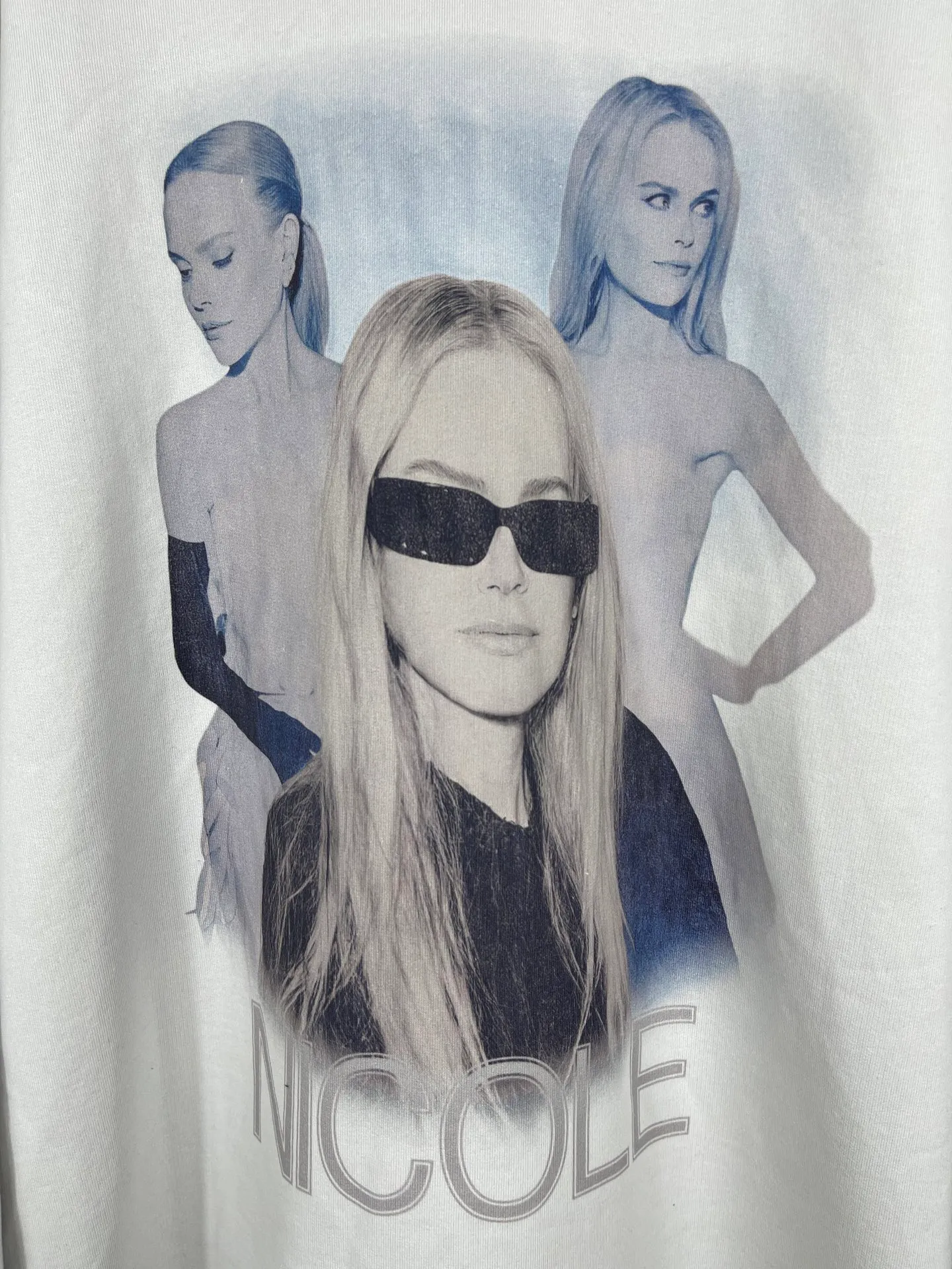 🅿️340 real shots [Top version. Official website quality] BALENCI*GA/25 new model. The front is directly printed with NICOLE art work, the back is printed with artistic signature, and the right sleeve is embroidered with English hooded sweatshirt SS25 latest model. Research and development at the first time, different market currencies. Comparisons welcome. The fabric is made of Paris ZP custom-woven and dyed cotton sweatshirt. Weighing 460 grams, the cloth surface is clean. The cloth pattern is clear, soft and comfortable. The threads are dyed with no color difference. Printing adopts computer direct printing. Jubie market currency. Welcome to compare. The version adopts OS loose shoulder design. Same style for men and women. Code: BL259950 Color: gray and white Size: XS S M L
