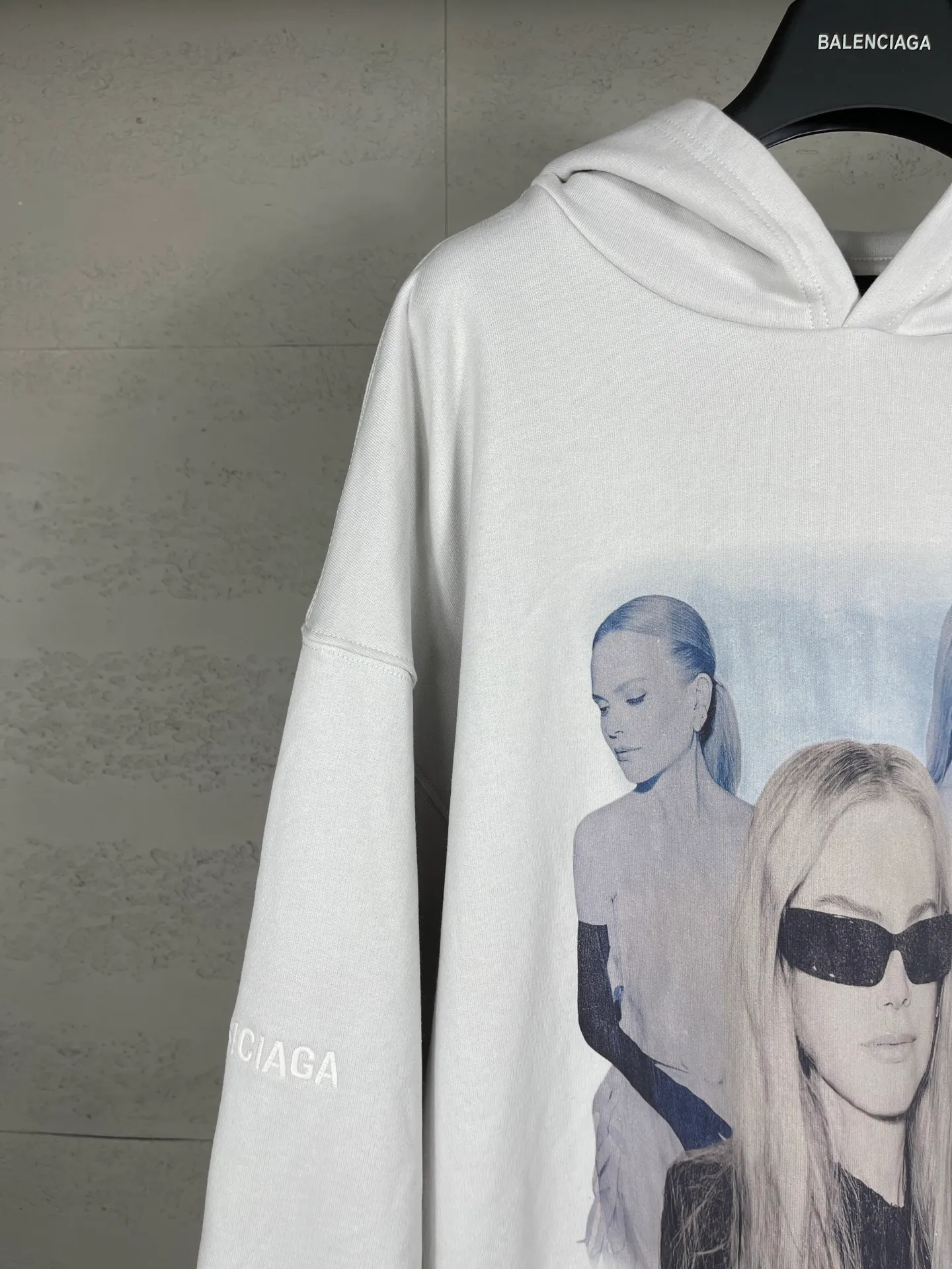 🅿️340 real shots [Top version. Official website quality] BALENCI*GA/25 new model. The front is directly printed with NICOLE art work, the back is printed with artistic signature, and the right sleeve is embroidered with English hooded sweatshirt SS25 latest model. Research and development at the first time, different market currencies. Comparisons welcome. The fabric is made of Paris ZP custom-woven and dyed cotton sweatshirt. Weighing 460 grams, the cloth surface is clean. The cloth pattern is clear, soft and comfortable. The threads are dyed with no color difference. Printing adopts computer direct printing. Jubie market currency. Welcome to compare. The version adopts OS loose shoulder design. Same style for men and women. Code: BL259950 Color: gray and white Size: XS S M L