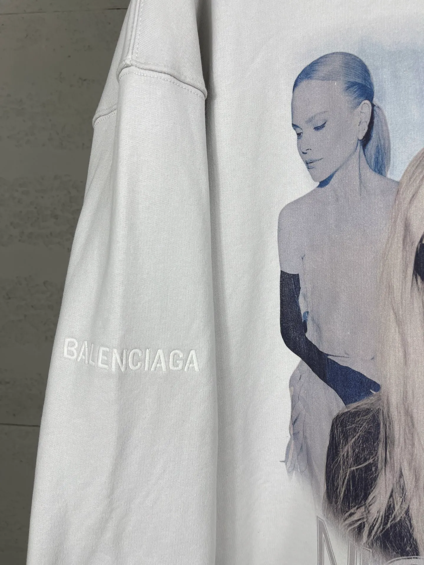 🅿️340 real shots [Top version. Official website quality] BALENCI*GA/25 new model. The front is directly printed with NICOLE art work, the back is printed with artistic signature, and the right sleeve is embroidered with English hooded sweatshirt SS25 latest model. Research and development at the first time, different market currencies. Comparisons welcome. The fabric is made of Paris ZP custom-woven and dyed cotton sweatshirt. Weighing 460 grams, the cloth surface is clean. The cloth pattern is clear, soft and comfortable. The threads are dyed with no color difference. Printing adopts computer direct printing. Jubie market currency. Welcome to compare. The version adopts OS loose shoulder design. Same style for men and women. Code: BL259950 Color: gray and white Size: XS S M L