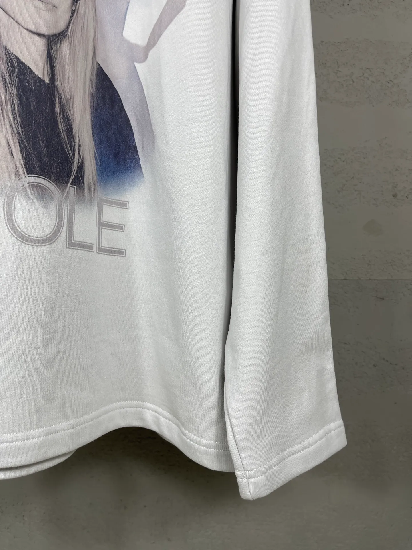 🅿️340 real shots [Top version. Official website quality] BALENCI*GA/25 new model. The front is directly printed with NICOLE art work, the back is printed with artistic signature, and the right sleeve is embroidered with English hooded sweatshirt SS25 latest model. Research and development at the first time, different market currencies. Comparisons welcome. The fabric is made of Paris ZP custom-woven and dyed cotton sweatshirt. Weighing 460 grams, the cloth surface is clean. The cloth pattern is clear, soft and comfortable. The threads are dyed with no color difference. Printing adopts computer direct printing. Jubie market currency. Welcome to compare. The version adopts OS loose shoulder design. Same style for men and women. Code: BL259950 Color: gray and white Size: XS S M L