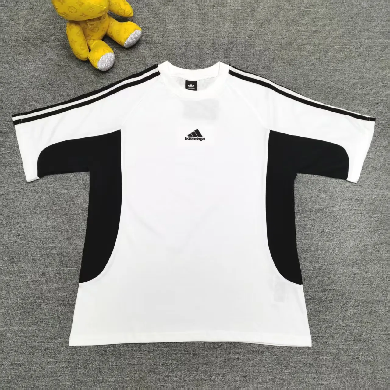 [New arrival] Top tested version BALENCIAGA/ADIDAS Balenciaga co-branded with Adidas co-branded stitched embroidered letters round neck short-sleeved T-shirt. Popular at the moment🔥Quality ceiling. It seems to be a simple printing or embroidery. In fact, it is not simple at all. 100% imported machine restoration. The details, workmanship and fabrics are consistent with the original ones. Guaranteed no color difference with the counter. Feel free to compare. ⚠️Note that the threaded necklines are all original collars of a certain Ba and Li. High degree of wrapping. The width of the neckline and cabinets are accurate to millimeters. Thick necklines are not easily deformed. The collars of high-end products are all restored to cabinets. Differentiating large collars from ordinary garbage in the world. ⚠️Different styles of washed wheat main wheat, including imported wheat, have different colors and codes. Really restore the counter. As we all know, Balenciaga’s collar labels in each quarter have different English or colors. This distinguishes fast food products from the world’s single-color main wheat washed wheat. ⚠️Pay attention to workmanship. Stitches at the collar are not folded. Smooth and natural with no overlapping lines. Really restored. ⚠️The fabric is made of 280g Paris-specific double yarn. It is really incomparable with the ordinary version on the market. Correct printing details. Correct double yarn with high weight thread. Correct packaging details. Workmanship is restored in all aspects. Packaging is restored in all aspects. P: 270 Color: Black White Navy SIZE: XS-S-M-L