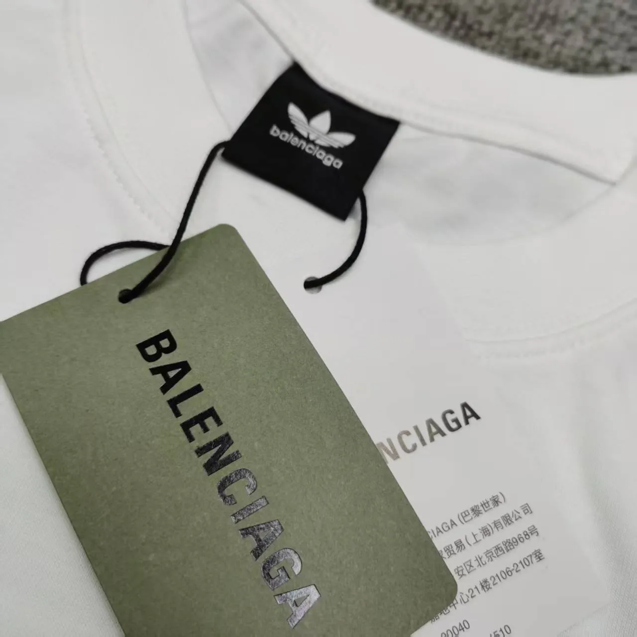 [New arrival] Top tested version BALENCIAGA/ADIDAS Balenciaga co-branded with Adidas co-branded stitched embroidered letters round neck short-sleeved T-shirt. Popular at the moment🔥Quality ceiling. It seems to be a simple printing or embroidery. In fact, it is not simple at all. 100% imported machine restoration. The details, workmanship and fabrics are consistent with the original ones. Guaranteed no color difference with the counter. Feel free to compare. ⚠️Note that the threaded necklines are all original collars of a certain Ba and Li. High degree of wrapping. The width of the neckline and cabinets are accurate to millimeters. Thick necklines are not easily deformed. The collars of high-end products are all restored to cabinets. Differentiating large collars from ordinary garbage in the world. ⚠️Different styles of washed wheat main wheat, including imported wheat, have different colors and codes. Really restore the counter. As we all know, Balenciaga’s collar labels in each quarter have different English or colors. This distinguishes fast food products from the world’s single-color main wheat washed wheat. ⚠️Pay attention to workmanship. Stitches at the collar are not folded. Smooth and natural with no overlapping lines. Really restored. ⚠️The fabric is made of 280g Paris-specific double yarn. It is really incomparable with the ordinary version on the market. Correct printing details. Correct double yarn with high weight thread. Correct packaging details. Workmanship is restored in all aspects. Packaging is restored in all aspects. P: 270 Color: Black White Navy SIZE: XS-S-M-L