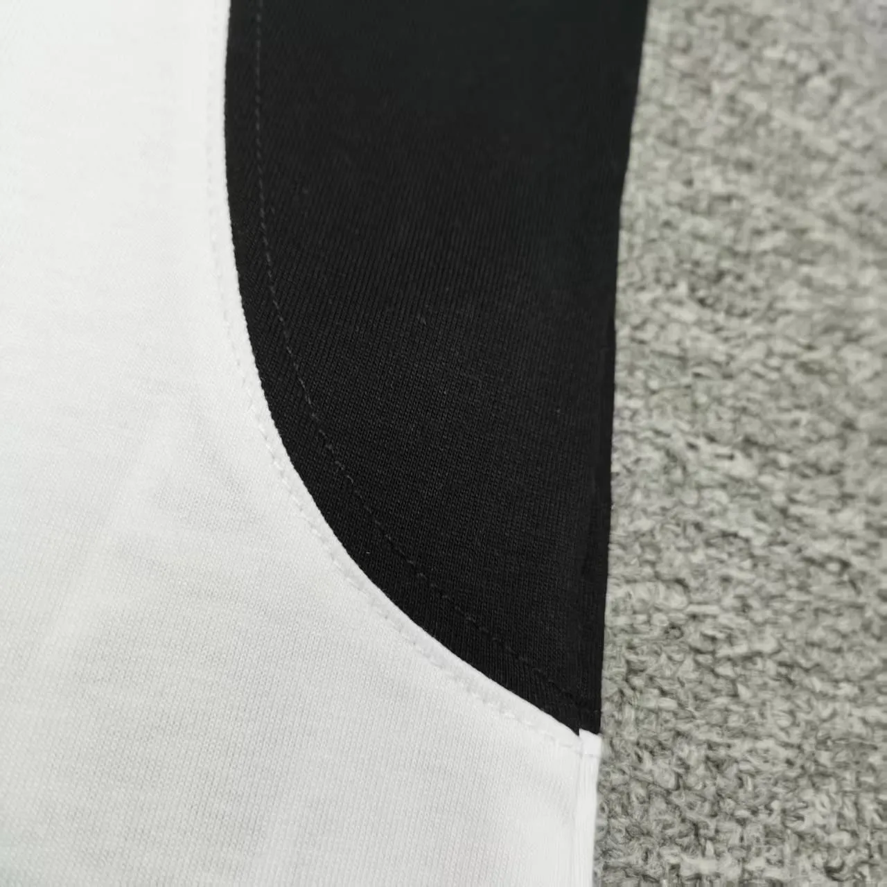 [New arrival] Top tested version BALENCIAGA/ADIDAS Balenciaga co-branded with Adidas co-branded stitched embroidered letters round neck short-sleeved T-shirt. Popular at the moment🔥Quality ceiling. It seems to be a simple printing or embroidery. In fact, it is not simple at all. 100% imported machine restoration. The details, workmanship and fabrics are consistent with the original ones. Guaranteed no color difference with the counter. Feel free to compare. ⚠️Note that the threaded necklines are all original collars of a certain Ba and Li. High degree of wrapping. The width of the neckline and cabinets are accurate to millimeters. Thick necklines are not easily deformed. The collars of high-end products are all restored to cabinets. Differentiating large collars from ordinary garbage in the world. ⚠️Different styles of washed wheat main wheat, including imported wheat, have different colors and codes. Really restore the counter. As we all know, Balenciaga’s collar labels in each quarter have different English or colors. This distinguishes fast food products from the world’s single-color main wheat washed wheat. ⚠️Pay attention to workmanship. Stitches at the collar are not folded. Smooth and natural with no overlapping lines. Really restored. ⚠️The fabric is made of 280g Paris-specific double yarn. It is really incomparable with the ordinary version on the market. Correct printing details. Correct double yarn with high weight thread. Correct packaging details. Workmanship is restored in all aspects. Packaging is restored in all aspects. P: 270 Color: Black White Navy SIZE: XS-S-M-L
