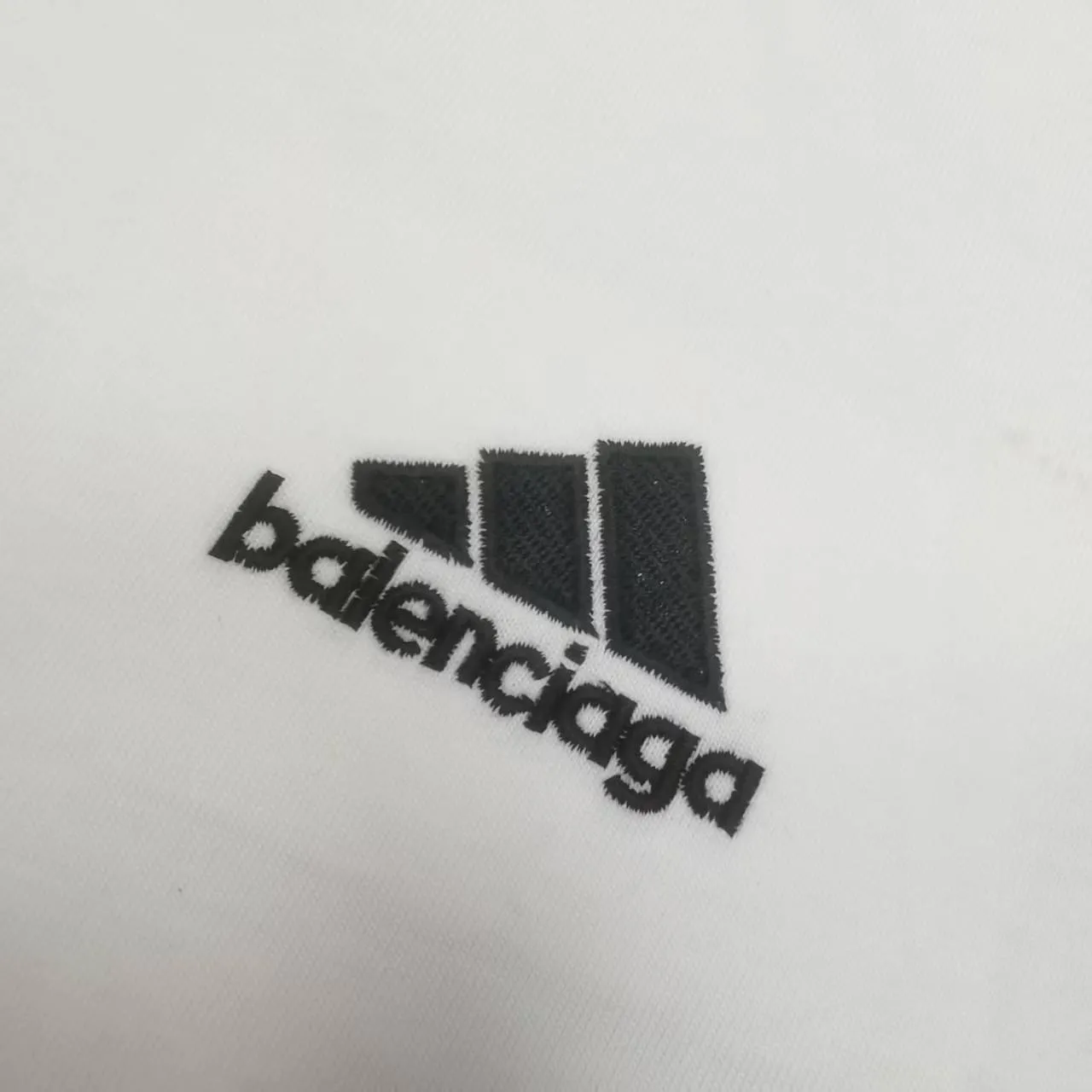 [New arrival] Top tested version BALENCIAGA/ADIDAS Balenciaga co-branded with Adidas co-branded stitched embroidered letters round neck short-sleeved T-shirt. Popular at the moment🔥Quality ceiling. It seems to be a simple printing or embroidery. In fact, it is not simple at all. 100% imported machine restoration. The details, workmanship and fabrics are consistent with the original ones. Guaranteed no color difference with the counter. Feel free to compare. ⚠️Note that the threaded necklines are all original collars of a certain Ba and Li. High degree of wrapping. The width of the neckline and cabinets are accurate to millimeters. Thick necklines are not easily deformed. The collars of high-end products are all restored to cabinets. Differentiating large collars from ordinary garbage in the world. ⚠️Different styles of washed wheat main wheat, including imported wheat, have different colors and codes. Really restore the counter. As we all know, Balenciaga’s collar labels in each quarter have different English or colors. This distinguishes fast food products from the world’s single-color main wheat washed wheat. ⚠️Pay attention to workmanship. Stitches at the collar are not folded. Smooth and natural with no overlapping lines. Really restored. ⚠️The fabric is made of 280g Paris-specific double yarn. It is really incomparable with the ordinary version on the market. Correct printing details. Correct double yarn with high weight thread. Correct packaging details. Workmanship is restored in all aspects. Packaging is restored in all aspects. P: 270 Color: Black White Navy SIZE: XS-S-M-L
