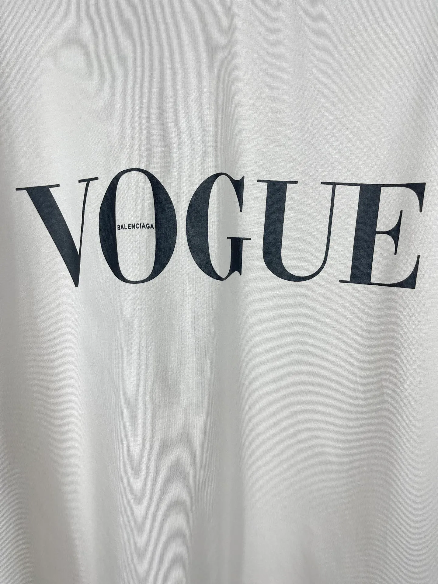 🅿️186 real shots [Top version. Official website quality] BALENCI*GA/Paris. SS24 new Balenciaga Vogue co-branded series. Front and rear LOGO direct-printed short-sleeved T-shirt. Brick cabinet synchronization. Genuine product developed at the first time, happy to print and compare! The fabric is made of Paris ZP custom-woven and dyed cotton double yarn. Weighing 260 grams, the cloth surface is clean. The cloth pattern is clear, soft and comfortable. The threads are dyed with no color difference. The printing is made of environmentally friendly imported materials with direct inkjet printing. The pattern letters are clear and the effect is three-dimensional. The version adopts OS loose shoulder style. Same style for men and women. Code: BL223399 Color: black, red, off-white Size: XS S M L