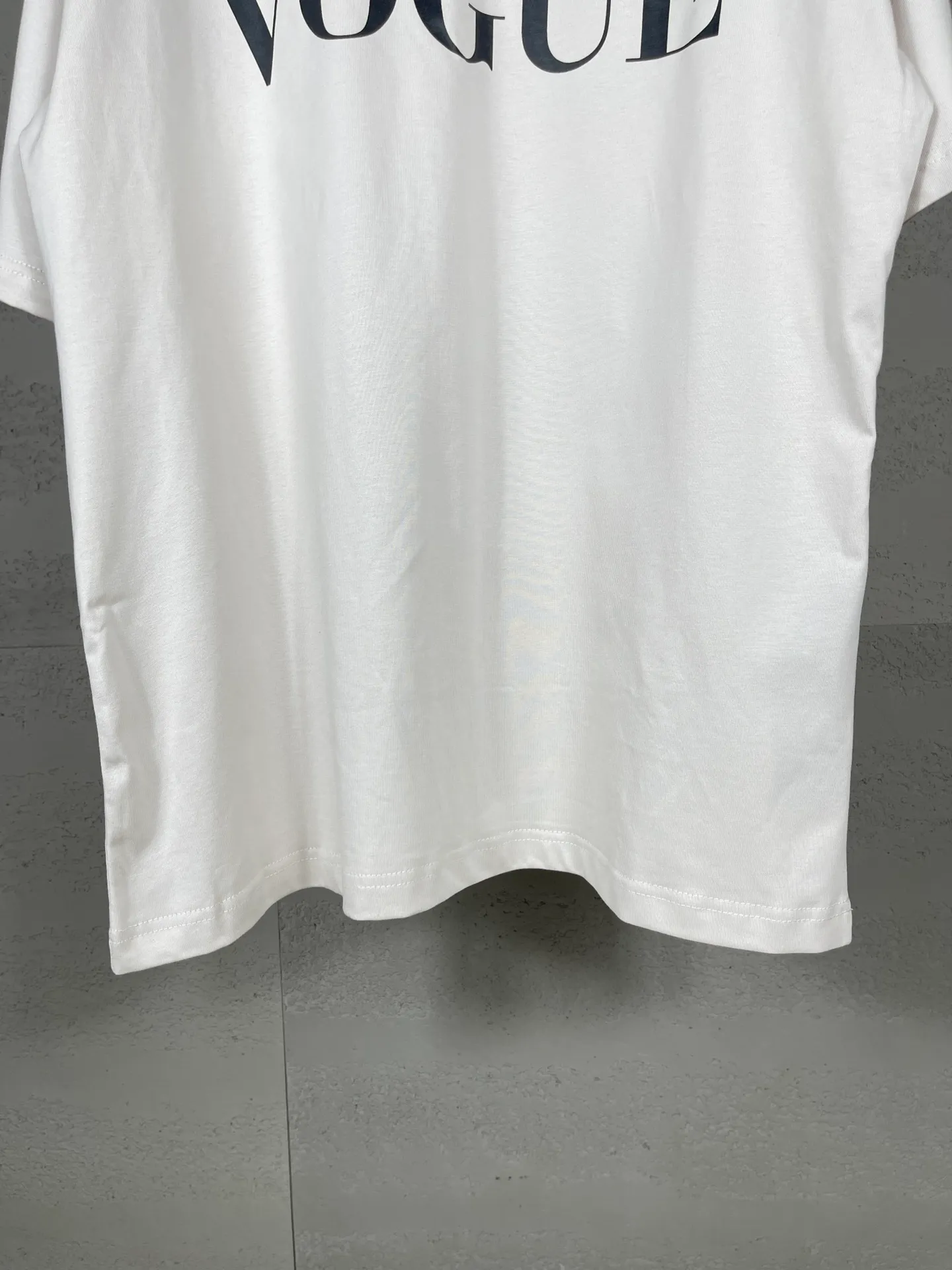 🅿️186 real shots [Top version. Official website quality] BALENCI*GA/Paris. SS24 new Balenciaga Vogue co-branded series. Front and rear LOGO direct-printed short-sleeved T-shirt. Brick cabinet synchronization. Genuine product developed at the first time, happy to print and compare! The fabric is made of Paris ZP custom-woven and dyed cotton double yarn. Weighing 260 grams, the cloth surface is clean. The cloth pattern is clear, soft and comfortable. The threads are dyed with no color difference. The printing is made of environmentally friendly imported materials with direct inkjet printing. The pattern letters are clear and the effect is three-dimensional. The version adopts OS loose shoulder style. Same style for men and women. Code: BL223399 Color: black, red, off-white Size: XS S M L
