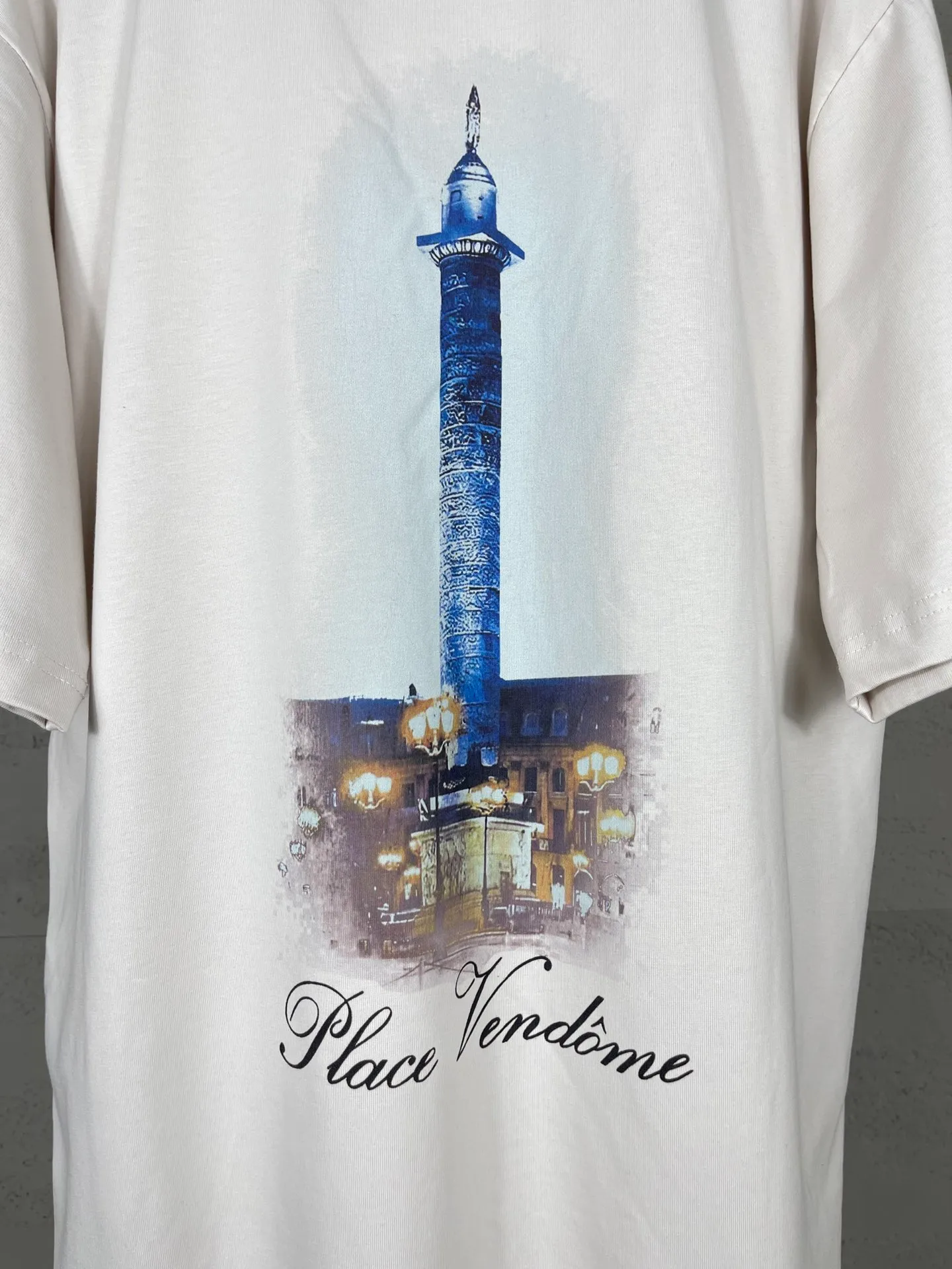 🅿️186 real shots [Top version. Official website quality] BALENCI*GA/Paris. SS24 new Balenciaga Vogue co-branded series. Front and rear LOGO direct-printed short-sleeved T-shirt. Brick cabinet synchronization. Genuine product developed at the first time, happy to print and compare! The fabric is made of Paris ZP custom-woven and dyed cotton double yarn. Weighing 260 grams, the cloth surface is clean. The cloth pattern is clear, soft and comfortable. The threads are dyed with no color difference. The printing is made of environmentally friendly imported materials with direct inkjet printing. The pattern letters are clear and the effect is three-dimensional. The version adopts OS loose shoulder style. Same style for men and women. Code: BL223399 Color: black, red, off-white Size: XS S M L