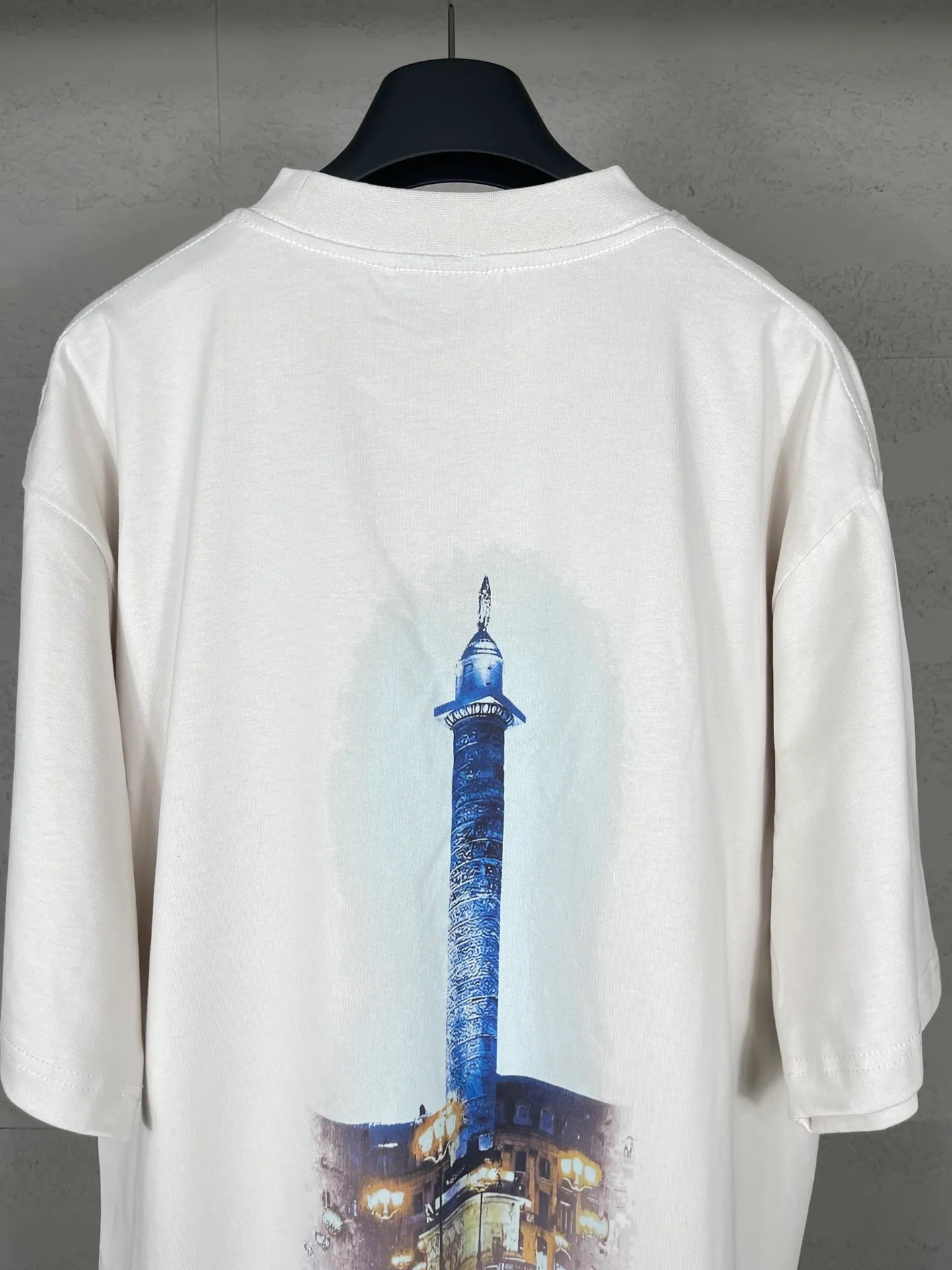 🅿️186 real shots [Top version. Official website quality] BALENCI*GA/Paris. SS24 new Balenciaga Vogue co-branded series. Front and rear LOGO direct-printed short-sleeved T-shirt. Brick cabinet synchronization. Genuine product developed at the first time, happy to print and compare! The fabric is made of Paris ZP custom-woven and dyed cotton double yarn. Weighing 260 grams, the cloth surface is clean. The cloth pattern is clear, soft and comfortable. The threads are dyed with no color difference. The printing is made of environmentally friendly imported materials with direct inkjet printing. The pattern letters are clear and the effect is three-dimensional. The version adopts OS loose shoulder style. Same style for men and women. Code: BL223399 Color: black, red, off-white Size: XS S M L