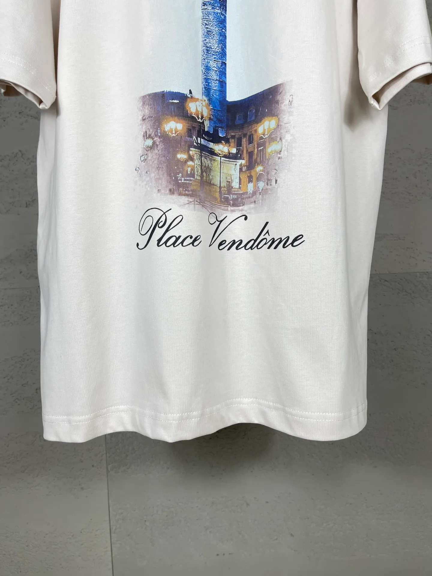 🅿️186 real shots [Top version. Official website quality] BALENCI*GA/Paris. SS24 new Balenciaga Vogue co-branded series. Front and rear LOGO direct-printed short-sleeved T-shirt. Brick cabinet synchronization. Genuine product developed at the first time, happy to print and compare! The fabric is made of Paris ZP custom-woven and dyed cotton double yarn. Weighing 260 grams, the cloth surface is clean. The cloth pattern is clear, soft and comfortable. The threads are dyed with no color difference. The printing is made of environmentally friendly imported materials with direct inkjet printing. The pattern letters are clear and the effect is three-dimensional. The version adopts OS loose shoulder style. Same style for men and women. Code: BL223399 Color: black, red, off-white Size: XS S M L