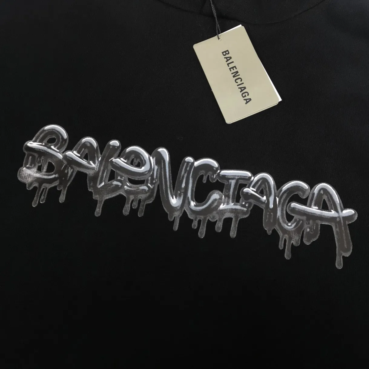 [New] The top tested version of BALENCIAGA pink jelly glue dissolved pure cotton loose breathable trendy brand male and female couples same style short-sleeved design elements are still as simple as ever, the letters on the chest are integrated with the design of melted jelly, giving an instant sense of high-end. 100% looped terry cotton fabric, pre-shrunk and washed, multi-dimensional handle. The printing is dot printing, cross-engraved lettering mold, inkjet-style heat transfer. The gel letters are first made and then fixed on the fabric through high-temperature pressing. The elements are simple and versatile. They look great in any combination. Color: Black Size: XS-L P:450