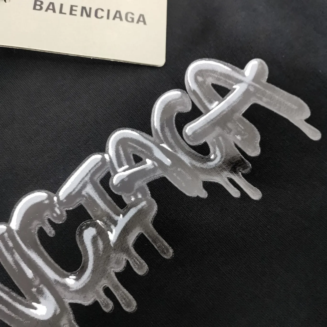 [New] The top tested version of BALENCIAGA pink jelly glue dissolved pure cotton loose breathable trendy brand male and female couples same style short-sleeved design elements are still as simple as ever, the letters on the chest are integrated with the design of melted jelly, giving an instant sense of high-end. 100% looped terry cotton fabric, pre-shrunk and washed, multi-dimensional handle. The printing is dot printing, cross-engraved lettering mold, inkjet-style heat transfer. The gel letters are first made and then fixed on the fabric through high-temperature pressing. The elements are simple and versatile. They look great in any combination. Color: Black Size: XS-L P:450