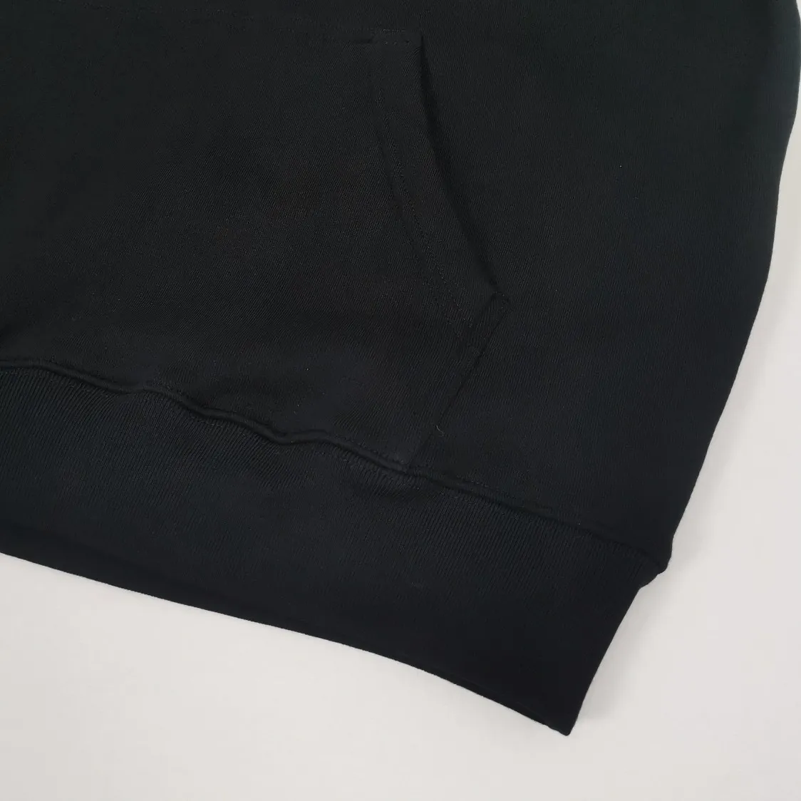 [New] The top tested version of BALENCIAGA pink jelly glue dissolved pure cotton loose breathable trendy brand male and female couples same style short-sleeved design elements are still as simple as ever, the letters on the chest are integrated with the design of melted jelly, giving an instant sense of high-end. 100% looped terry cotton fabric, pre-shrunk and washed, multi-dimensional handle. The printing is dot printing, cross-engraved lettering mold, inkjet-style heat transfer. The gel letters are first made and then fixed on the fabric through high-temperature pressing. The elements are simple and versatile. They look great in any combination. Color: Black Size: XS-L P:450