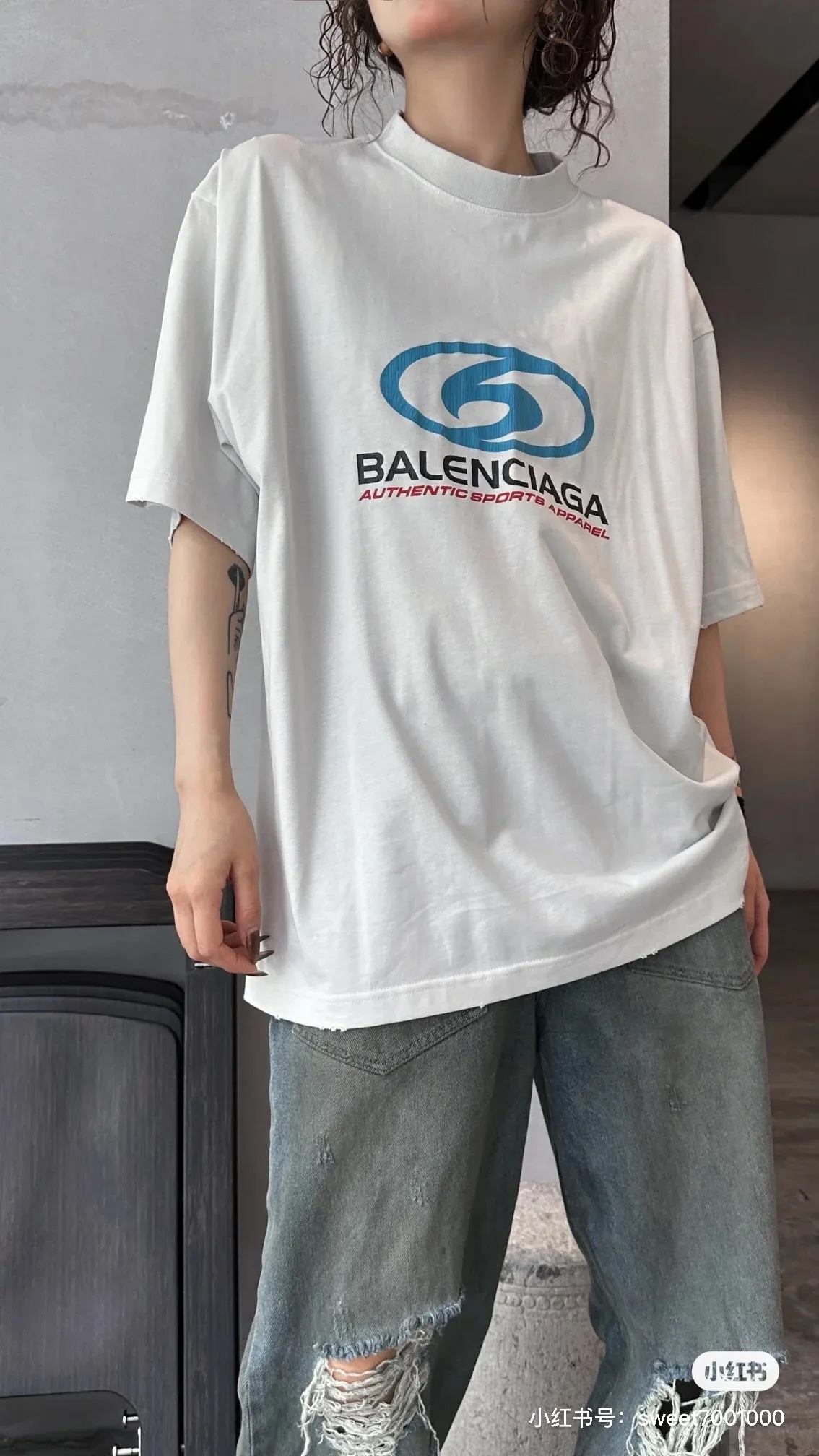 ♻️💯Upper body reference model picture❤️Top tested version 𝐁A𝐋EN𝐂IA𝐆A/Balenciaga Wave T-shirt Fabric: Double yarn 32 counts 240 grams - counter synchronization #The highest version on the market The original development of custom-woven fabric technology and washing treatment Full of thickness The texture is different from market products Highly restored #Original mold opening Use imported oval crack machine printing Every print is neatly aligned and has no burrs Hand-printed front and rear platens. Precision mesh production screen. Imported environmentally friendly pulp squeegee. Letters are clearly restored. Letter spacing. The size is consistent with the original version. Highly restored 24ss. Best-selling model on the market. Same style for men and women. Size: xs s m l Color: black white P: 290