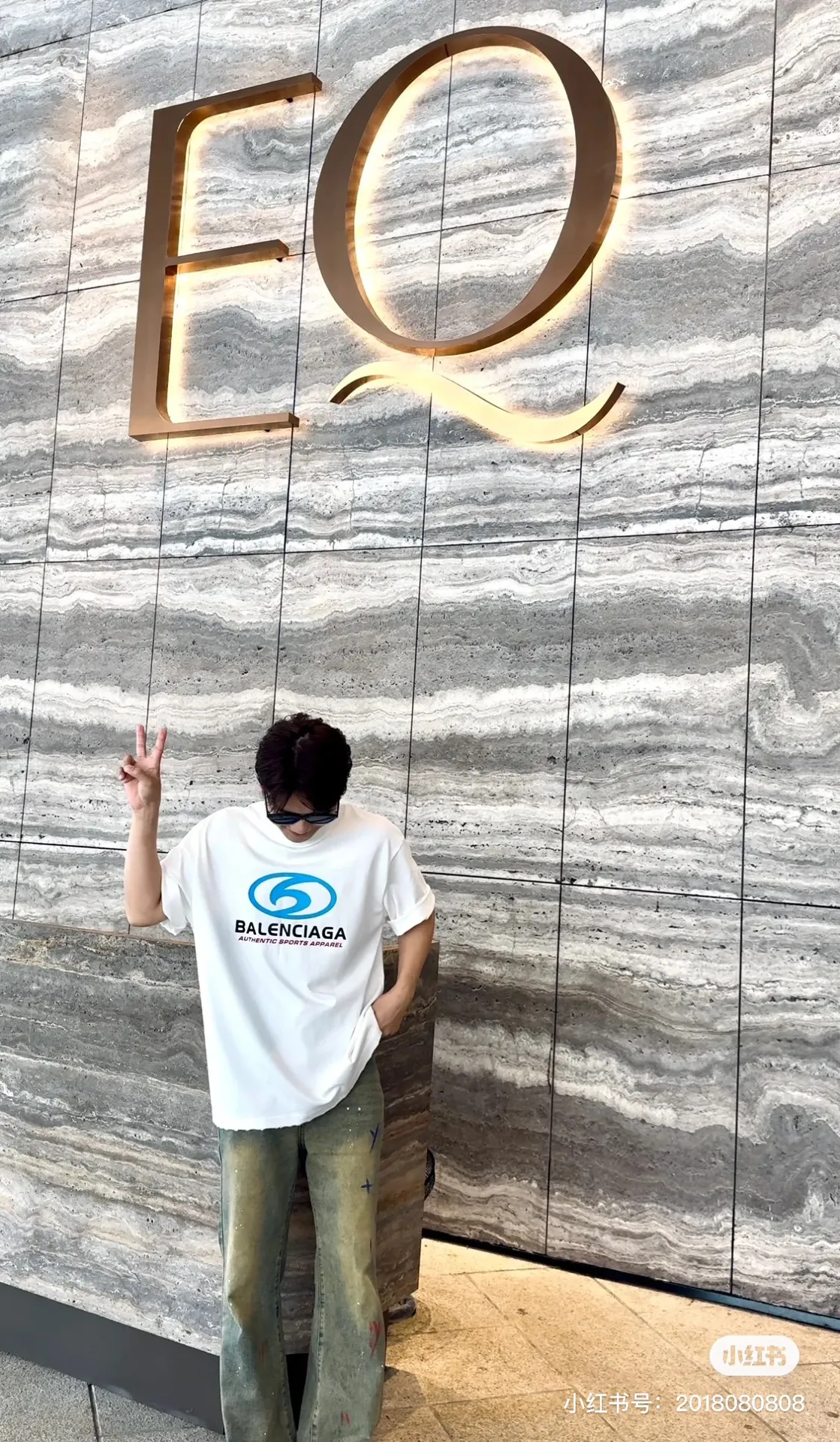 ♻️💯Upper body reference model picture❤️Top tested version 𝐁A𝐋EN𝐂IA𝐆A/Balenciaga Wave T-shirt Fabric: Double yarn 32 counts 240 grams - counter synchronization #The highest version on the market The original development of custom-woven fabric technology and washing treatment Full of thickness The texture is different from market products Highly restored #Original mold opening Use imported oval crack machine printing Every print is neatly aligned and has no burrs Hand-printed front and rear platens. Precision mesh production screen. Imported environmentally friendly pulp squeegee. Letters are clearly restored. Letter spacing. The size is consistent with the original version. Highly restored 24ss. Best-selling model on the market. Same style for men and women. Size: xs s m l Color: black white P: 290