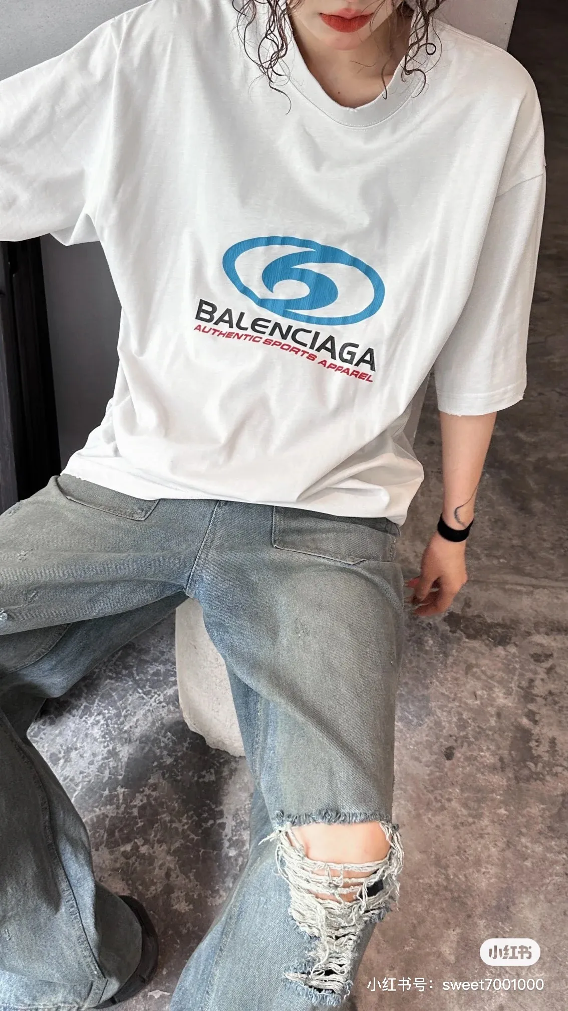 ♻️💯Upper body reference model picture❤️Top tested version 𝐁A𝐋EN𝐂IA𝐆A/Balenciaga Wave T-shirt Fabric: Double yarn 32 counts 240 grams - counter synchronization #The highest version on the market The original development of custom-woven fabric technology and washing treatment Full of thickness The texture is different from market products Highly restored #Original mold opening Use imported oval crack machine printing Every print is neatly aligned and has no burrs Hand-printed front and rear platens. Precision mesh production screen. Imported environmentally friendly pulp squeegee. Letters are clearly restored. Letter spacing. The size is consistent with the original version. Highly restored 24ss. Best-selling model on the market. Same style for men and women. Size: xs s m l Color: black white P: 290