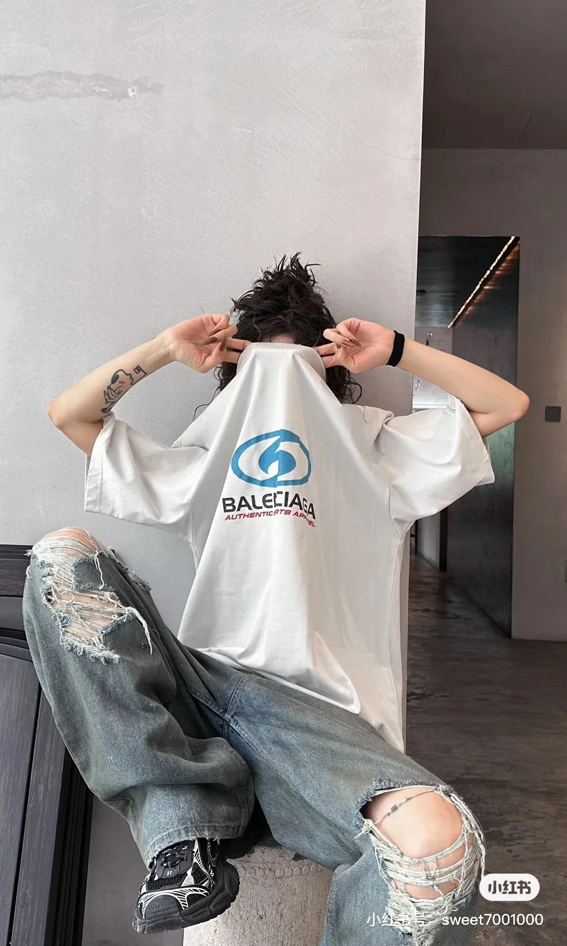 ♻️💯Upper body reference model picture❤️Top tested version 𝐁A𝐋EN𝐂IA𝐆A/Balenciaga Wave T-shirt Fabric: Double yarn 32 counts 240 grams - counter synchronization #The highest version on the market The original development of custom-woven fabric technology and washing treatment Full of thickness The texture is different from market products Highly restored #Original mold opening Use imported oval crack machine printing Every print is neatly aligned and has no burrs Hand-printed front and rear platens. Precision mesh production screen. Imported environmentally friendly pulp squeegee. Letters are clearly restored. Letter spacing. The size is consistent with the original version. Highly restored 24ss. Best-selling model on the market. Same style for men and women. Size: xs s m l Color: black white P: 290