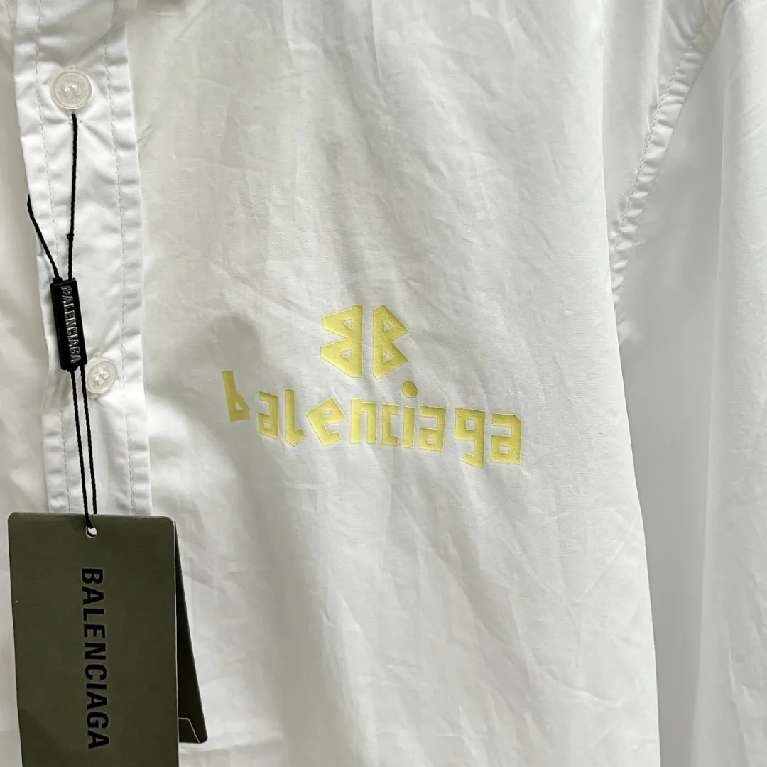 🅿️220 BALENCIAGA/Balenciaga early autumn thick plate printed shirt, customized classic 40-count plain weave imitation Tencel Paris shirt fabric, loose version, three-dimensional upper body, smooth and natural lines, from shoulder line to waistline to hem, smooth transition of lines, no unnecessary folds or accumulation, neat and stretchy overall, customized Paris logo engraved button-down, with Paris logo on the chest and large-area WI-FI printing on the back, the effect is three-dimensional, the printing completely fits the fabric There will be no problems such as color fading, peeling off, etc. Size: S M L XL