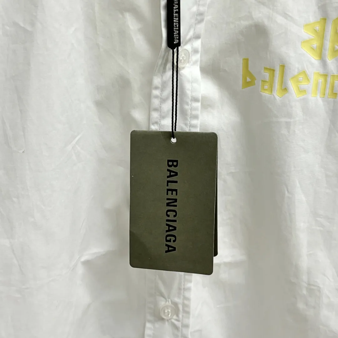🅿️220 BALENCIAGA/Balenciaga early autumn thick plate printed shirt, customized classic 40-count plain weave imitation Tencel Paris shirt fabric, loose version, three-dimensional upper body, smooth and natural lines, from shoulder line to waistline to hem, smooth transition of lines, no unnecessary folds or accumulation, neat and stretchy overall, customized Paris logo engraved button-down, with Paris logo on the chest and large-area WI-FI printing on the back, the effect is three-dimensional, the printing completely fits the fabric There will be no problems such as color fading, peeling off, etc. Size: S M L XL