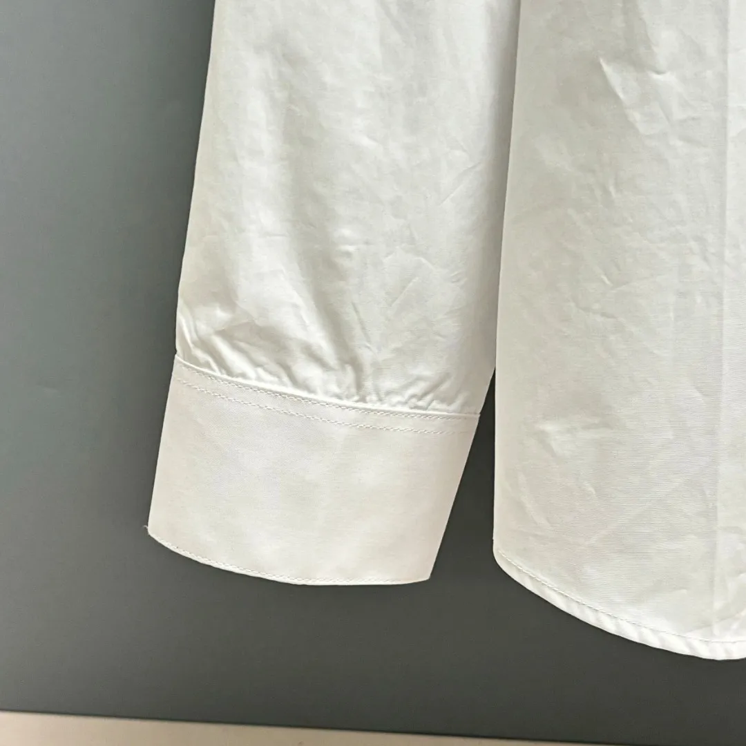 🅿️220 BALENCIAGA/Balenciaga early autumn thick plate printed shirt, customized classic 40-count plain weave imitation Tencel Paris shirt fabric, loose version, three-dimensional upper body, smooth and natural lines, from shoulder line to waistline to hem, smooth transition of lines, no unnecessary folds or accumulation, neat and stretchy overall, customized Paris logo engraved button-down, with Paris logo on the chest and large-area WI-FI printing on the back, the effect is three-dimensional, the printing completely fits the fabric There will be no problems such as color fading, peeling off, etc. Size: S M L XL