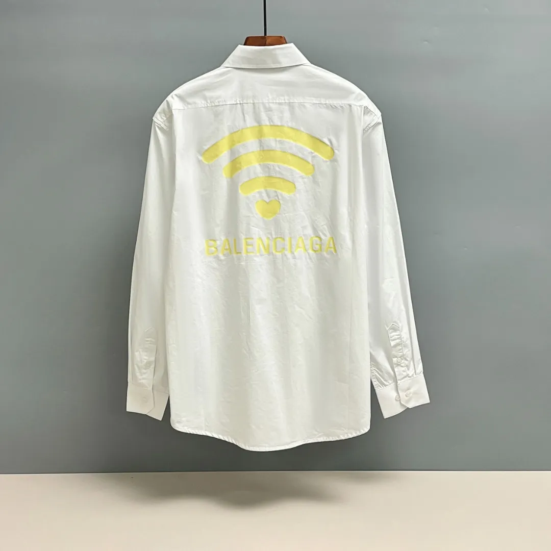 🅿️220 BALENCIAGA/Balenciaga early autumn thick plate printed shirt, customized classic 40-count plain weave imitation Tencel Paris shirt fabric, loose version, three-dimensional upper body, smooth and natural lines, from shoulder line to waistline to hem, smooth transition of lines, no unnecessary folds or accumulation, neat and stretchy overall, customized Paris logo engraved button-down, with Paris logo on the chest and large-area WI-FI printing on the back, the effect is three-dimensional, the printing completely fits the fabric There will be no problems such as color fading, peeling off, etc. Size: S M L XL