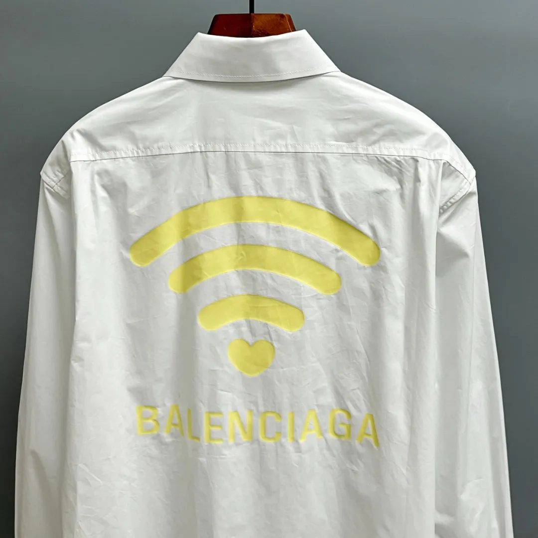 🅿️220 BALENCIAGA/Balenciaga early autumn thick plate printed shirt, customized classic 40-count plain weave imitation Tencel Paris shirt fabric, loose version, three-dimensional upper body, smooth and natural lines, from shoulder line to waistline to hem, smooth transition of lines, no unnecessary folds or accumulation, neat and stretchy overall, customized Paris logo engraved button-down, with Paris logo on the chest and large-area WI-FI printing on the back, the effect is three-dimensional, the printing completely fits the fabric There will be no problems such as color fading, peeling off, etc. Size: S M L XL