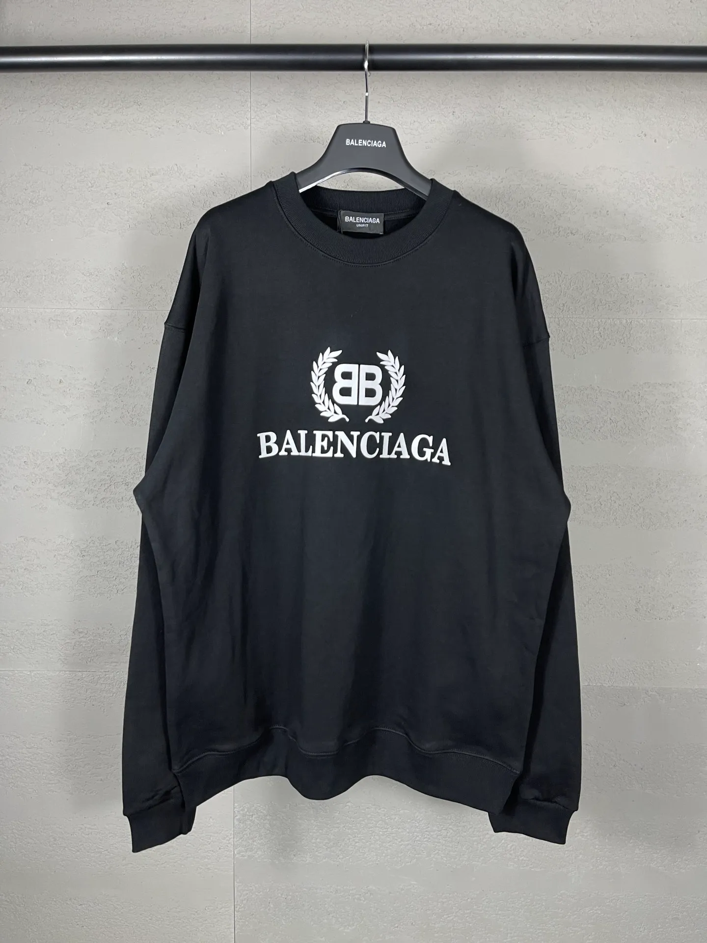 🅿️246 Real photos [Top version. Official website quality] BALENCI*GA/Paris. Wheat ear printed hooded sweatshirt. Brick cabinet synchronization. The fabric is made of Paris ZP custom-woven and dyed cotton sweatshirt. The weight is 450 grams. The cloth surface is clean. The cloth pattern is clear, soft and comfortable. The threads are dyed with no color difference. The classic pattern is printed with environmentally friendly imported materials and precision printing screens. The letters are clear and the effect is three-dimensional, restoring the brick cabinet. Different market currencies, welcome to compare. The version adopts OS loose shoulder design. Same style for men and women. Code: BL235561 Color: black, white Size: XS S M L