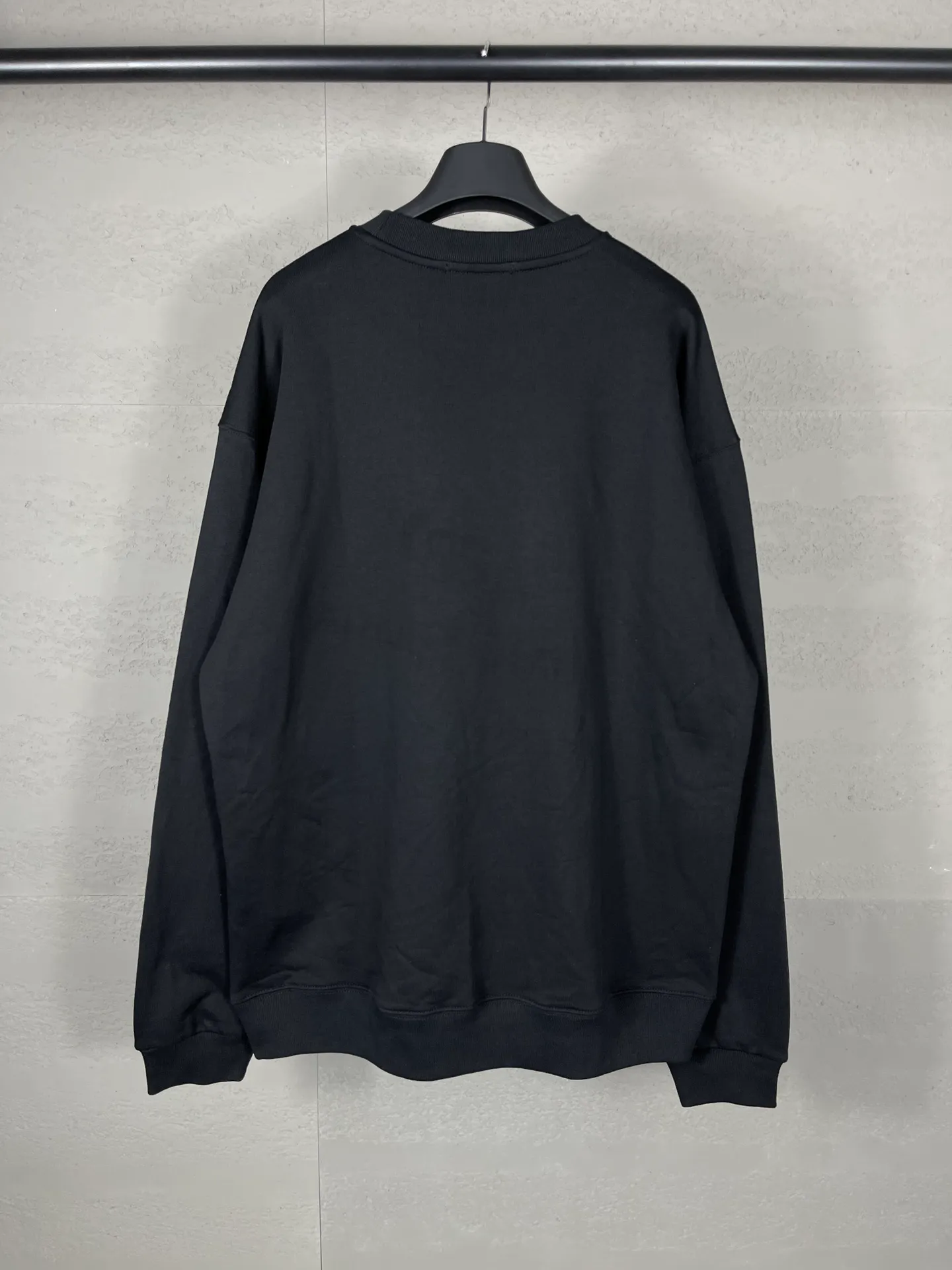 🅿️246 Real photos [Top version. Official website quality] BALENCI*GA/Paris. Wheat ear printed hooded sweatshirt. Brick cabinet synchronization. The fabric is made of Paris ZP custom-woven and dyed cotton sweatshirt. The weight is 450 grams. The cloth surface is clean. The cloth pattern is clear, soft and comfortable. The threads are dyed with no color difference. The classic pattern is printed with environmentally friendly imported materials and precision printing screens. The letters are clear and the effect is three-dimensional, restoring the brick cabinet. Different market currencies, welcome to compare. The version adopts OS loose shoulder design. Same style for men and women. Code: BL235561 Color: black, white Size: XS S M L