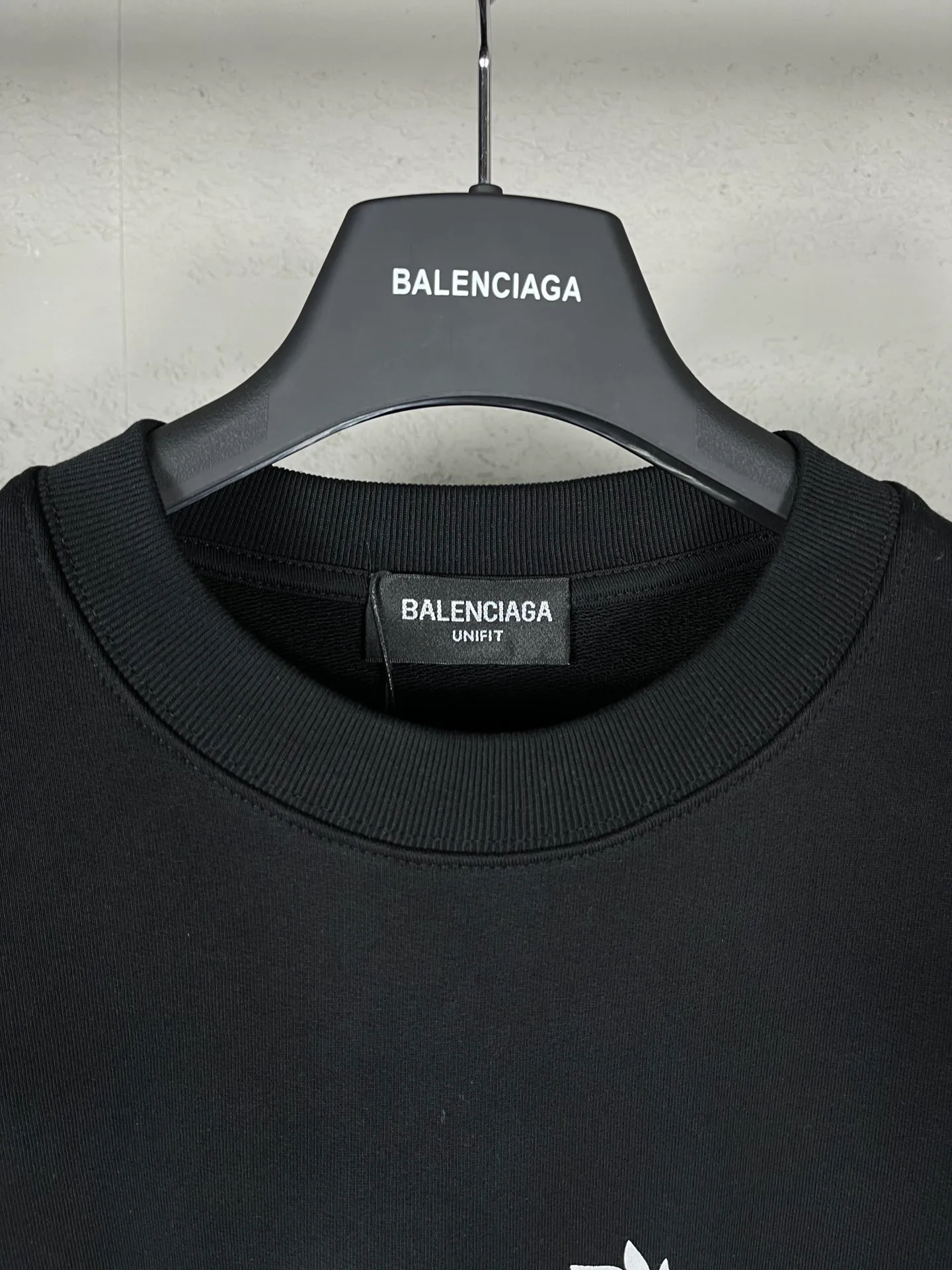 🅿️246 Real photos [Top version. Official website quality] BALENCI*GA/Paris. Wheat ear printed hooded sweatshirt. Brick cabinet synchronization. The fabric is made of Paris ZP custom-woven and dyed cotton sweatshirt. The weight is 450 grams. The cloth surface is clean. The cloth pattern is clear, soft and comfortable. The threads are dyed with no color difference. The classic pattern is printed with environmentally friendly imported materials and precision printing screens. The letters are clear and the effect is three-dimensional, restoring the brick cabinet. Different market currencies, welcome to compare. The version adopts OS loose shoulder design. Same style for men and women. Code: BL235561 Color: black, white Size: XS S M L