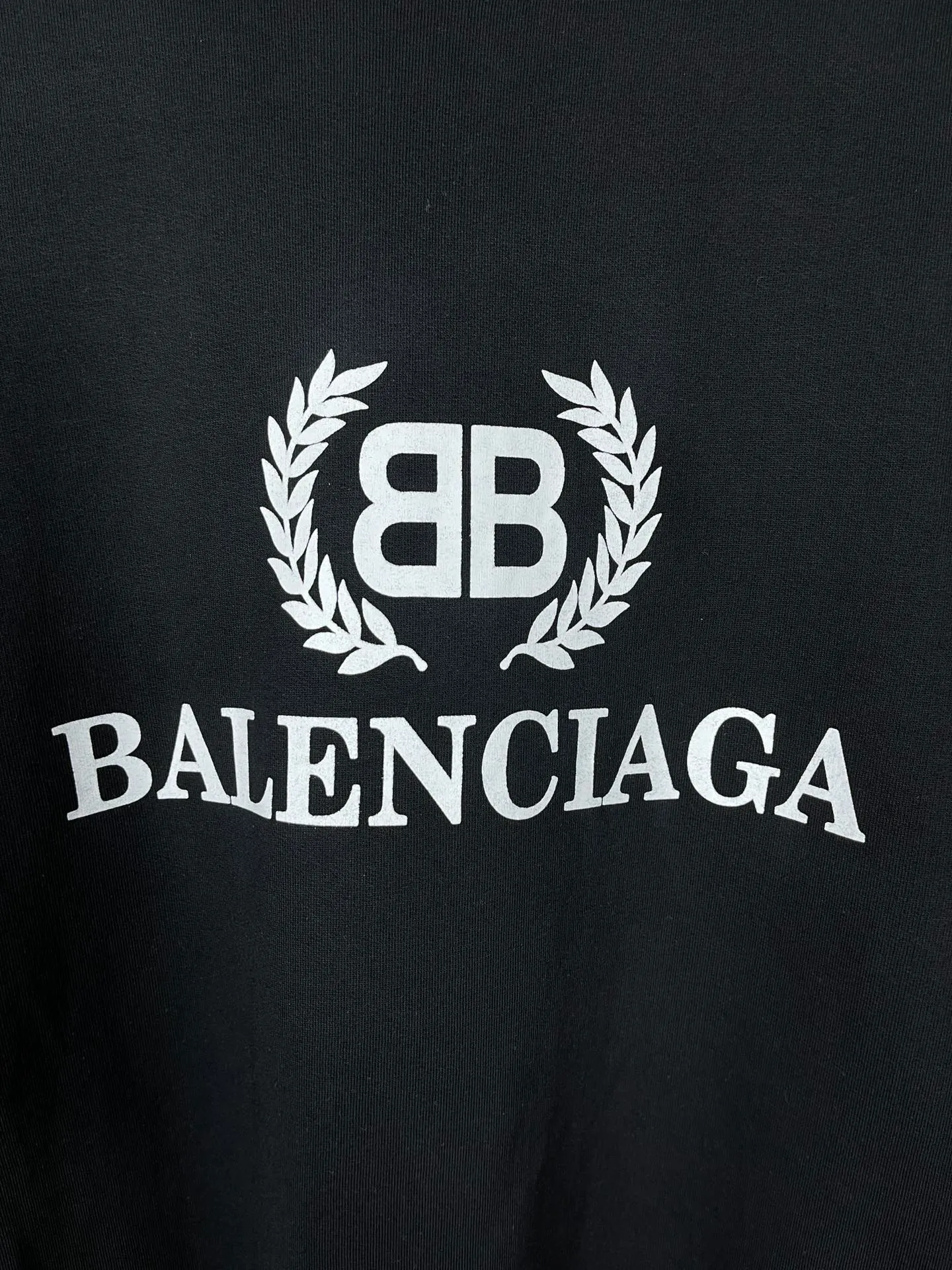 🅿️246 Real photos [Top version. Official website quality] BALENCI*GA/Paris. Wheat ear printed hooded sweatshirt. Brick cabinet synchronization. The fabric is made of Paris ZP custom-woven and dyed cotton sweatshirt. The weight is 450 grams. The cloth surface is clean. The cloth pattern is clear, soft and comfortable. The threads are dyed with no color difference. The classic pattern is printed with environmentally friendly imported materials and precision printing screens. The letters are clear and the effect is three-dimensional, restoring the brick cabinet. Different market currencies, welcome to compare. The version adopts OS loose shoulder design. Same style for men and women. Code: BL235561 Color: black, white Size: XS S M L