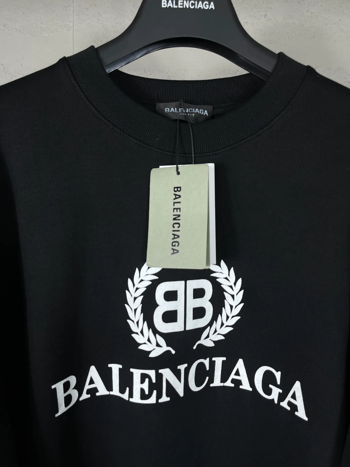 🅿️246 Real photos [Top version. Official website quality] BALENCI*GA/Paris. Wheat ear printed hooded sweatshirt. Brick cabinet synchronization. The fabric is made of Paris ZP custom-woven and dyed cotton sweatshirt. The weight is 450 grams. The cloth surface is clean. The cloth pattern is clear, soft and comfortable. The threads are dyed with no color difference. The classic pattern is printed with environmentally friendly imported materials and precision printing screens. The letters are clear and the effect is three-dimensional, restoring the brick cabinet. Different market currencies, welcome to compare. The version adopts OS loose shoulder design. Same style for men and women. Code: BL235561 Color: black, white Size: XS S M L