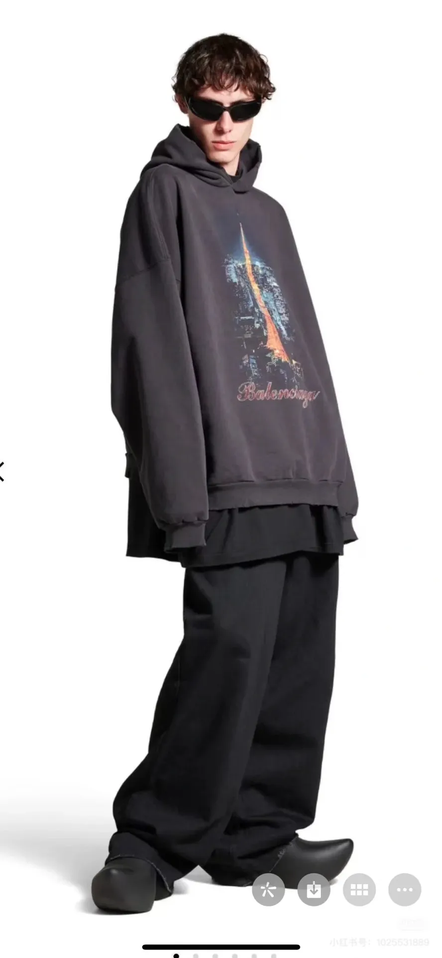 ♻️💯Upper body reference model picture❤️Top version 𝗕𝗮𝗹𝗲𝗻𝗰𝗶𝗮𝗴𝗮/Paris Letters 2024FW Japan Tokyo Tower limited edition front and back direct-print printing worn washed distressed hooded sweatshirt ✅No.1 quality in this market Real ceiling quality ✅All original development pictures pay attention to details to avoid mixed distribution of stolen pictures by merchants ✅Correct 450 custom-woven and custom-dyed 100% cotton double yarn compact cotton fabric, soft and comfortable ✅Imported Conley direct-injection printing color ZP consistent, clear and firm without hand feel ✅Custom-dyed threads, no color difference and no deformation, worn details consistent ZP ✅Ready-made garments washed and distressed, overweight craftsmanship, good color fastness, ZP consistent Here I will explain why I am a little more expensive than others, 1. It seems to be a simple printing or embroidery, but it is not simple at all. 10000% imported machine restoration, not just words. Welcome to compare with peers. 2. Each model is produced by the company, and the details of workmanship and fabrics are consistent with the original ones. It is guaranteed that there will be no color difference with the counters. Reproduction is not scary. Whoever is fake will be embarrassed. It’s not shameful to make a replica, it’s shameful if you can’t buy the correct version if you make a replica.  3. Note that the threaded collars are all original collars of certain countries and regions, with high wrapping. The width of the neckline and cabinets are accurate to the millimeter. Thick necklines are not easy to deform. The collars of high-end products are all restored cabinets. They are different from the big collars in the world. Ordinary garbage short-sleeves are printed with a print. The clavicle of the upper body is exposed. Please be patient. Customers who have bought genuine products or have seen genuine products will come back to place orders again. This is quality. This is quality. 4. Different styles of washed wheat main wheat, including imported wheat, have different colors and codes. Really restore the counter. As we all know, Balenciaga's collar labels in each quarter have different English or different colors. This distinguishes fast food from the world's same-colored main wheat washed wheat. 5. Pay attention to the workmanship. The stitching at the neckline has no folds, smooth and natural without overlapping lines, and truly restores this. This is something that many people cannot do. 6. The fabric is made of 450g Paris-specific double yarn. No one can make better fabrics than my family. There is really no way to compare it with the ordinary version on the market. Respect it. It is genuine and costs several thousand yuan. Don’t judge the quality of street stall products. 7. The workmanship is fully restored and the packaging is fully restored. The cost is huge. 8. I guarantee here that this is the highest quality you can find. Size: S-XL P:460